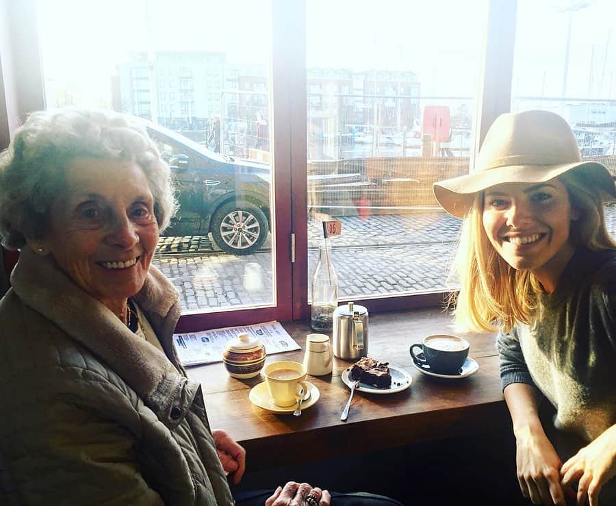 Mollie Kingさんのインスタグラム写真 - (Mollie KingInstagram)「Isn’t she wonderful ❤️ Nana it’s so hard for us to believe that you’re not here with us and it’s times like this when we’re sad that you’d be the one picking us up again. We are the luckiest family to have had you in our lives - always making us laugh and smile, and telling us to be strong. I’ll never forget how proud you were of me on Strictly, and your TV moment - you’re just magical. Love you Nana, forever in our hearts ❤️❤️❤️❤️」7月13日 3時03分 - mollieking