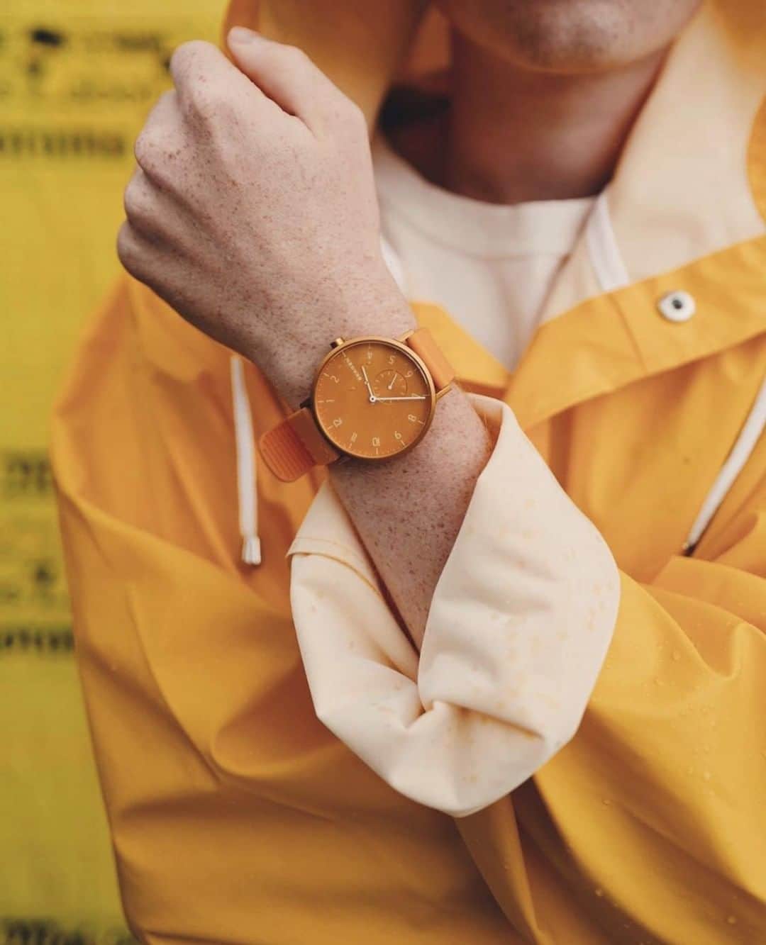 のインスタグラム：「Match your outfit to your watch or mix it up: how do you style your Aaren Kulor? #SKAGENincolor Photo by @erik . . . . . #watchoftheday #instawatch #yellowwatch #summer2019 #instawatch」