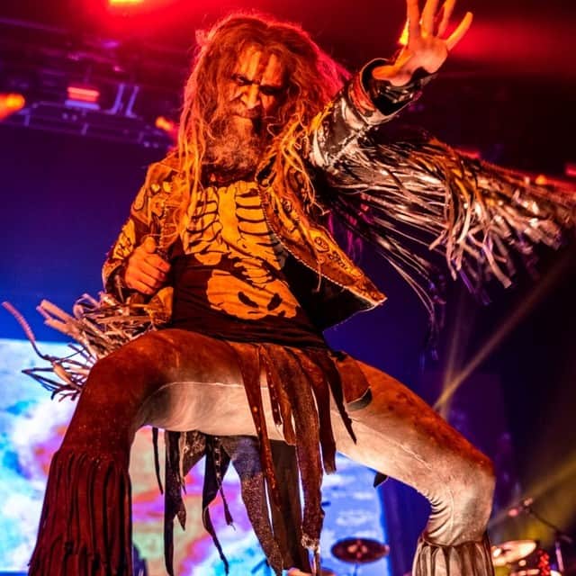 ロブ・ゾンビのインスタグラム：「Releasing a special Hellbilly curse on the crowd in Baltimore ! Photo by @nightcapstudios #robzombie #twinsofeviltour」