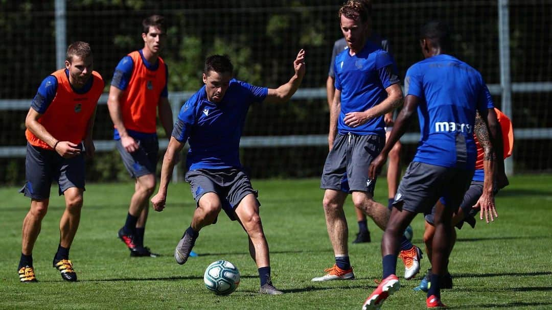 レアル・ソシエダさんのインスタグラム写真 - (レアル・ソシエダInstagram)「🧐 Helburua adi-adi begiratuz ⚽️ • 🧐 Mirando fijamente el objetivo ⚽️ • 💙⚪️ #AurreraReala #RealSociedad」7月13日 3時10分 - realsociedad