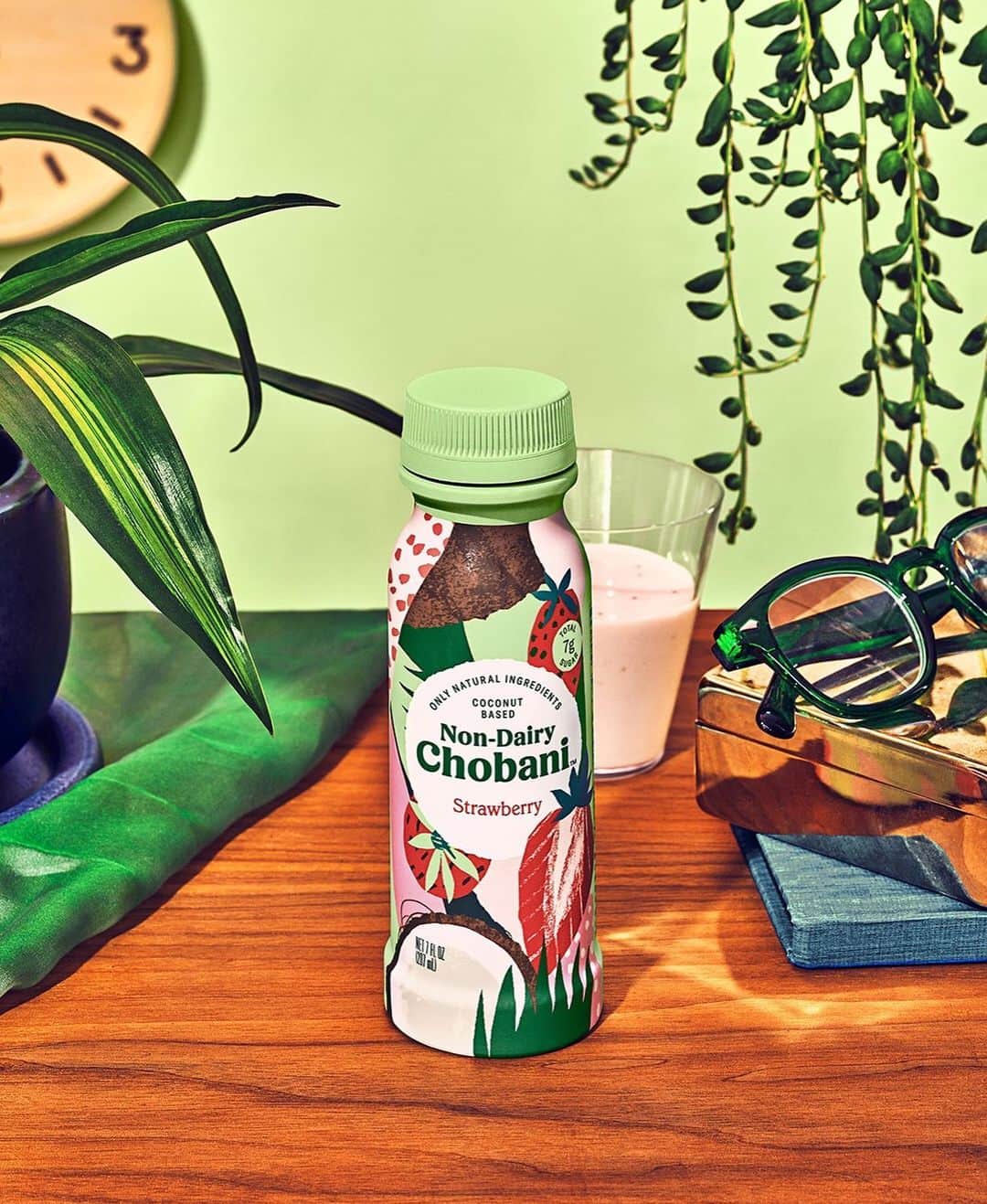 Chobaniのインスタグラム：「Enjoy Non-Dairy Chobani drinks as breakfast in a bottle or a snack you can sip. In five delicious flavors, there’s a new one to try every day of the work week, no repeats. What’s your favorite flavor? 📷 @grantcornett」