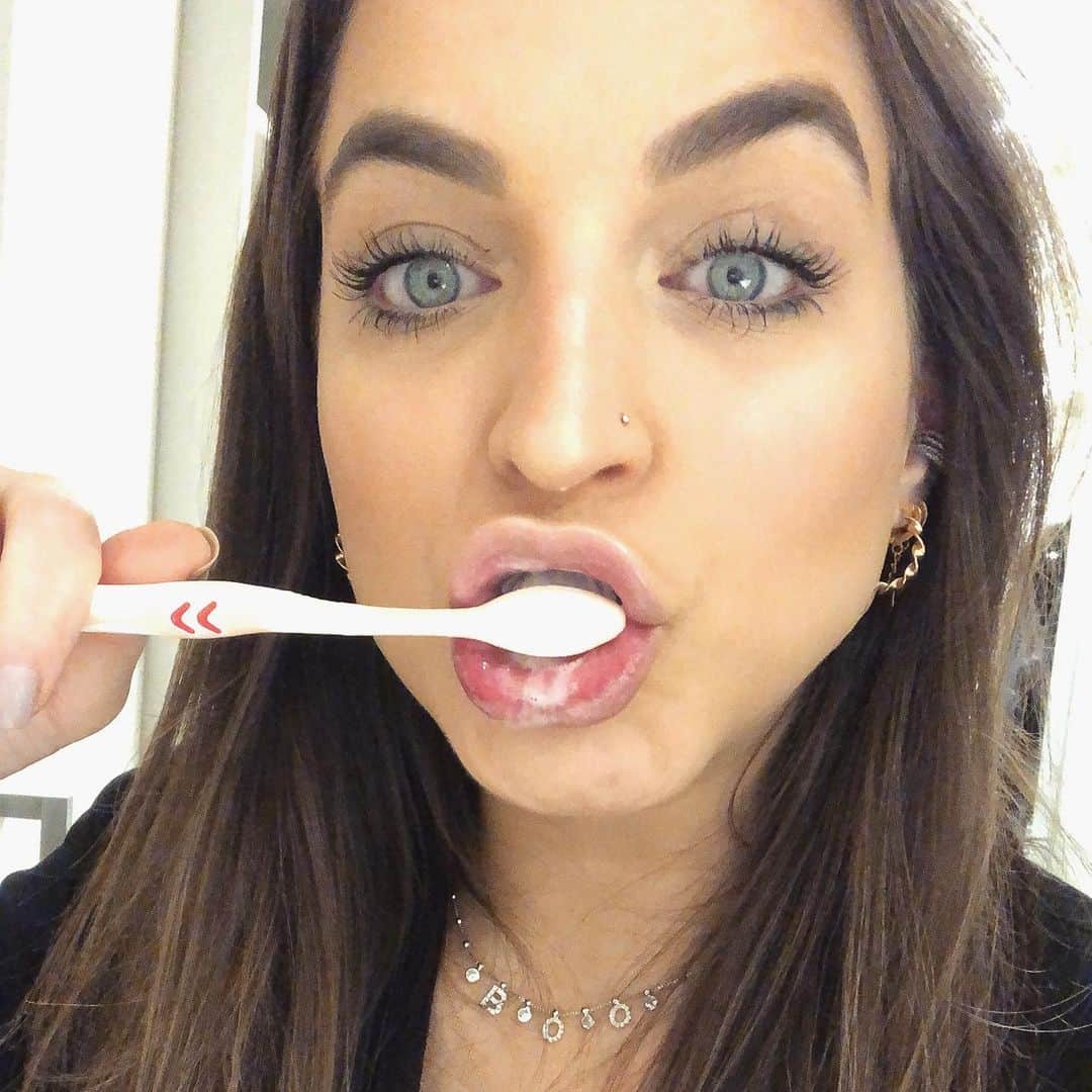 Bruna Unzuetaのインスタグラム：「Escove os dentes 😁」