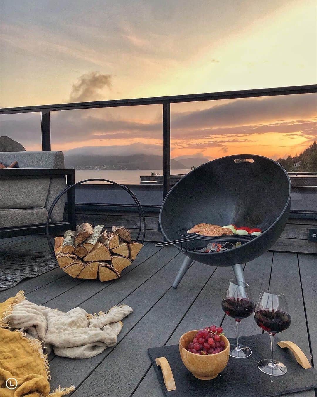 のインスタグラム：「annonse| Weekend coming up 🔥 Elsker å forlenge kveldene her oppe, denne tiden! Nå kan vi grille også på taket! Jeej 👏🏼👏🏼 Visste du at du nå får både grillrist og vedholder til Firegloben fra @evasolo_official 🔥 Good helg alle sammen 🍓 . . . #evasolo #takterrasse #fireglobe #uteplassen #uterom #patio #patiodesign #outdoorliving #outdoorinspo #balconyview #interiormagasinet @interior4you1 #boligpluss #bonytt #interiordesign #interior_delux #scandinavianstyle #nordicliving #interiør #interiors #uterom_inspo #gardendesign #gardeninspo」