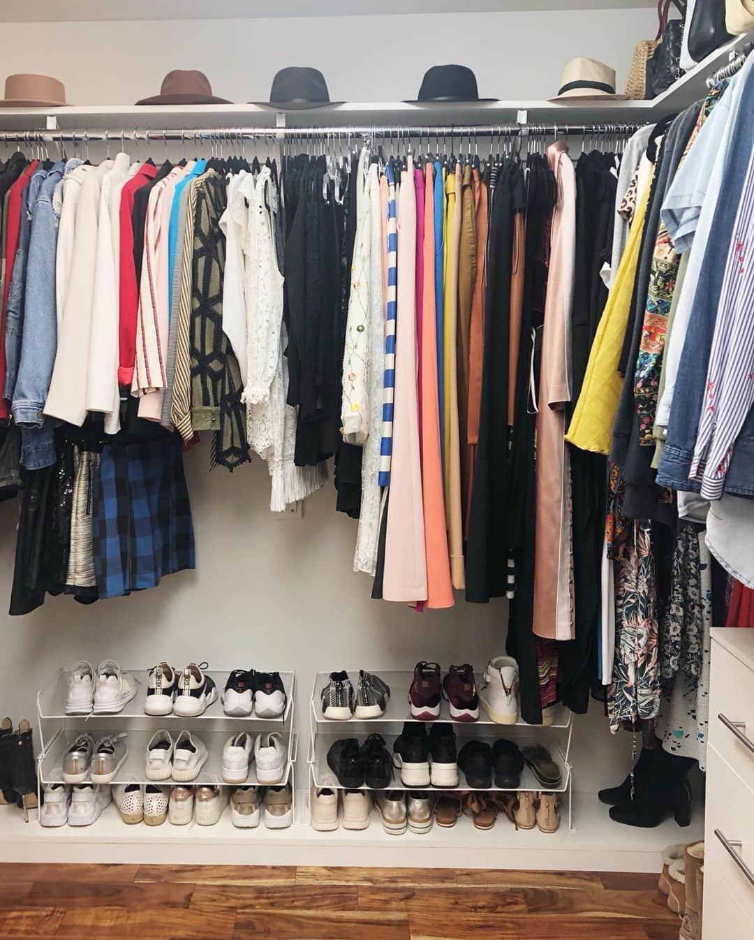 Peta Murgatroydさんのインスタグラム写真 - (Peta MurgatroydInstagram)「Yesterday was a great day @doneanddonehome came to ‘fix’ my closet in our LA home 😝😝😝 I am so incredibly happy with the transformation...I now have complete order of all my clothes, labeled baskets and shoes boxes for my heels. They took so much time to sort through each item of clothing and I ended up with 5 trash bags full of donated clothes. On top of this they’re just AWESOME women helping a mumma out! 🙏🏻 Thank you #doneanddonehome #organization #homeorganization」7月13日 3時25分 - petamurgatroyd