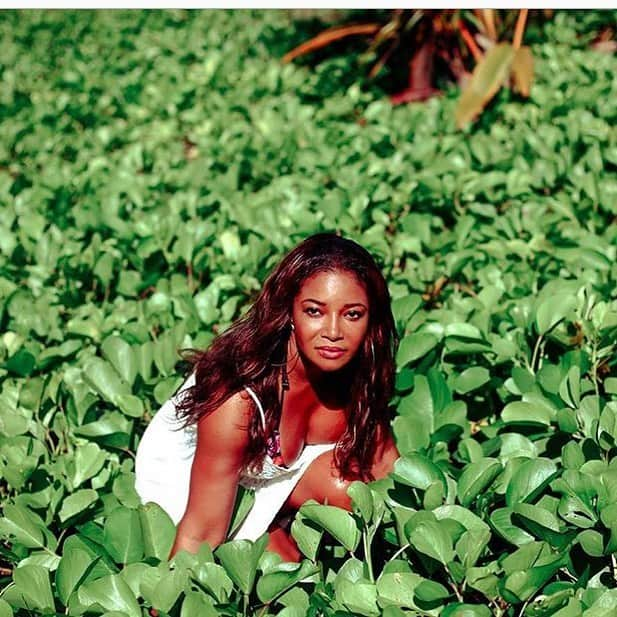 タマラ・ジョーンズさんのインスタグラム写真 - (タマラ・ジョーンズInstagram)「#FBF #Junglegirl give me trees , flowers.. all of nature & I’m in #Heaven #NaturesLover  without it I’m nothing 🌻☀️🌺🦋🐞🐬🦒🦜🌴🌊」7月13日 3時37分 - tamjones1