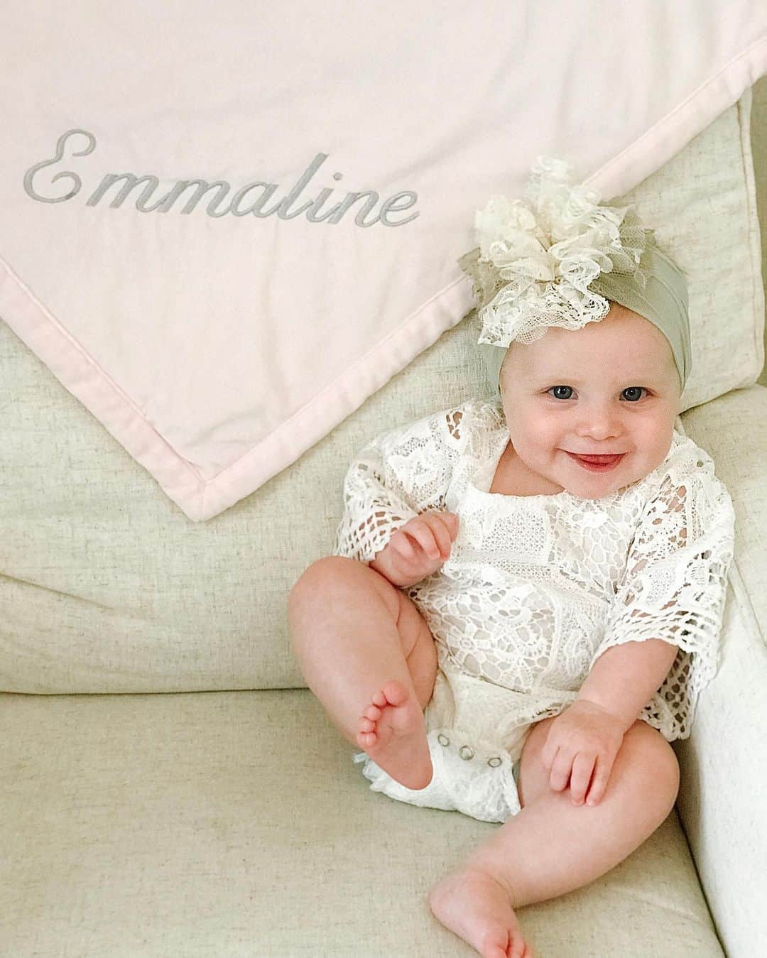カーリー・パターソンのインスタグラム：「I can’t believe my girl is already 5 months! I love her more everyday. It’s the most incredible feeling to have your heart filled with so much love for your kids♥️ • • • • Graham wanted in on the 5 month pictures...”cheeeeeeese!” 🤣」