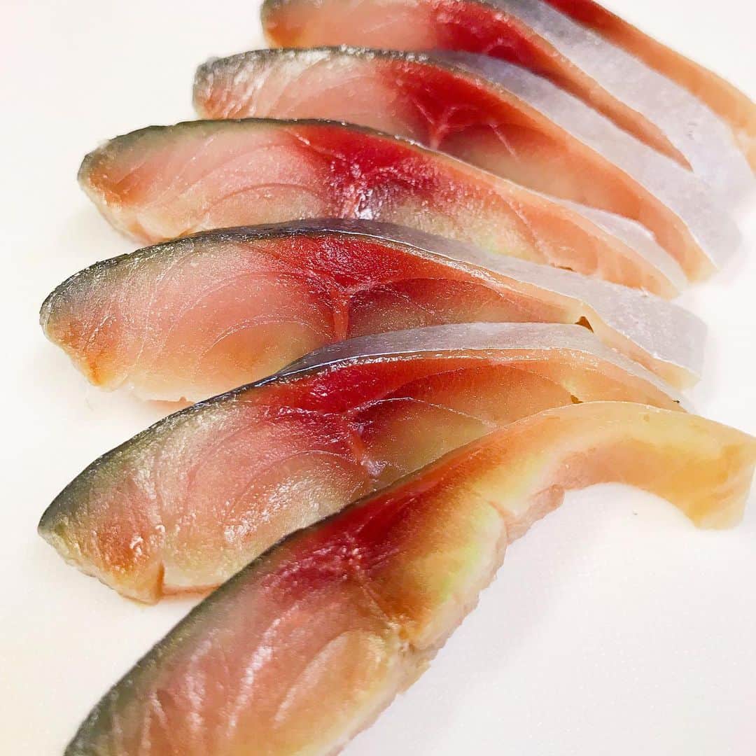 本間昭光のインスタグラム：「昆布締め初トライ。美味い！！ でもプロの足元にも及ばない。 プロって凄いなぁ。やっぱり。」