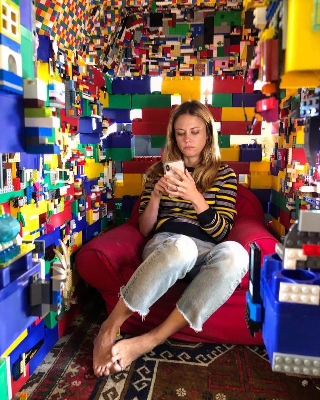 クレア・コフィーのインスタグラム：「Very busy acting, please leave a message. #BlockstheFilm 📷: @allisonchoibraun」