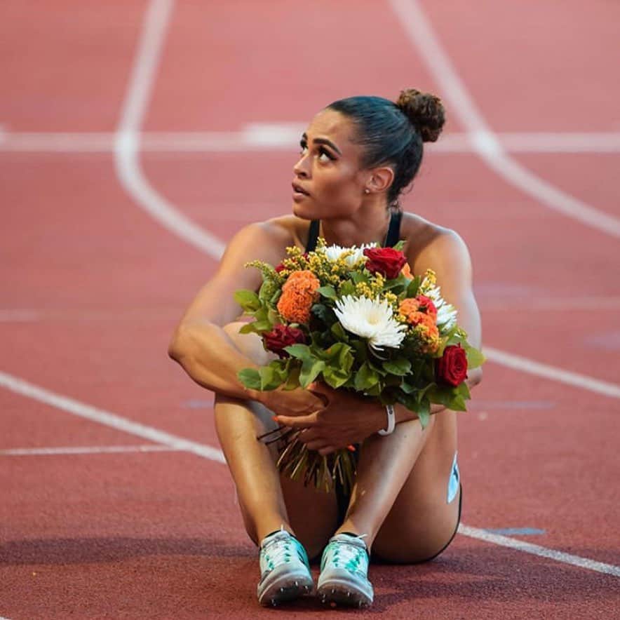 シドニー・マクローリンのインスタグラム：「Me asking Jesus why I keep hitting the first hurdle 🥳 this one was for my dad ❤️ Thank you @diamondleaguemonaco for an amazing meet ☺️ • #trackandfield #track#monaco#fast#beauty#running#fit#explore#fitness#racing#winning#first#hurdle#work#hardwork#makeup#flowers#europe」