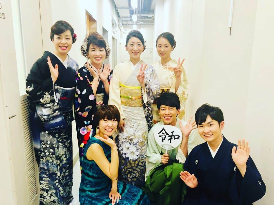 松阪ゆうきのインスタグラム：「本日は、 NHK総合テレビ「ごごウタ」  ご覧下さいました皆様 ありがとうございました。  関東圏はまだですが💦  関東以外の皆様は、 今日の生放送プラス、 更に関東で放送する20日深夜もご覧頂けますよ💕  NHK総合テレビ📺 7/20(土) 深夜2:55〜3:45 「ごごウタ」全国放送です。  是非ご覧になってくださいませ。  本日ご一緒して頂きました 全員ではないのですが😭  上段左から、 瀬口侑希さん、大沢桃子さん、西尾夕紀さん、椎名佐知子さん。 下段、森山愛子さん、松阪、彩青さん。  太鼓に 喜楽座のお2人も応援📣にきてくださいました。ありがとう😭  新浜レオンさんからは、 CD💿を頂きました。  実はデビュー前にお会いしていまして、 久しぶりの再会でした😉  いやあ、 生放送の緊張感たるや、、、ww  毎週一回 緊張感バクバクww 来週も有難い事に番組収録があります。  また頑張って歌わせて頂きます🎤  今日も皆さんに感謝😌  #nhk総合テレビ #ごごウタ #松阪ゆうき #令和夢追い太鼓 #生放送」