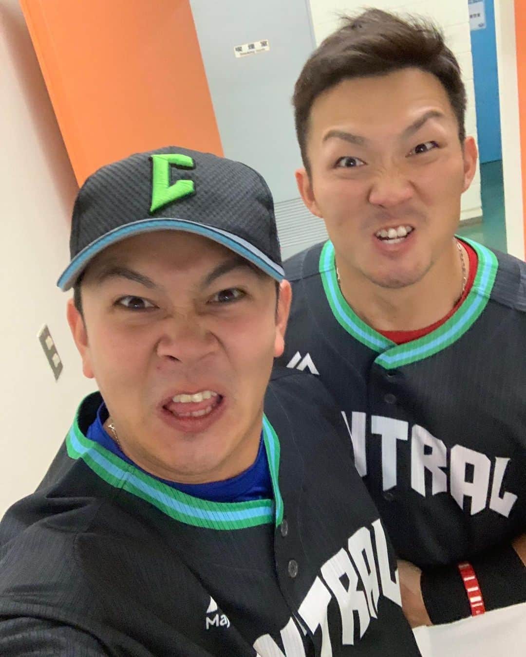 地方民のカープ女子のインスタグラム：「・ 康晃広報より✨ ・ 変顔コンビ🤣🤣 ・ 誠也くんはホームランダービーの紹介のときも 変顔してた😅‪‪💓 ・ #鈴木誠也#山崎康晃 #広島東洋カープ#広島カープ#カープ#carp」