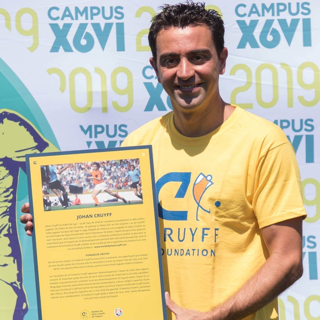 ヨハン・クライフのインスタグラム：「😍 @fundacioncruyff and Johan's legacy, supporting @xavi's football training camp! Proud to share Johan’s social values with all #CampusXavi participants.️ 👏 #CruyffLegacy」