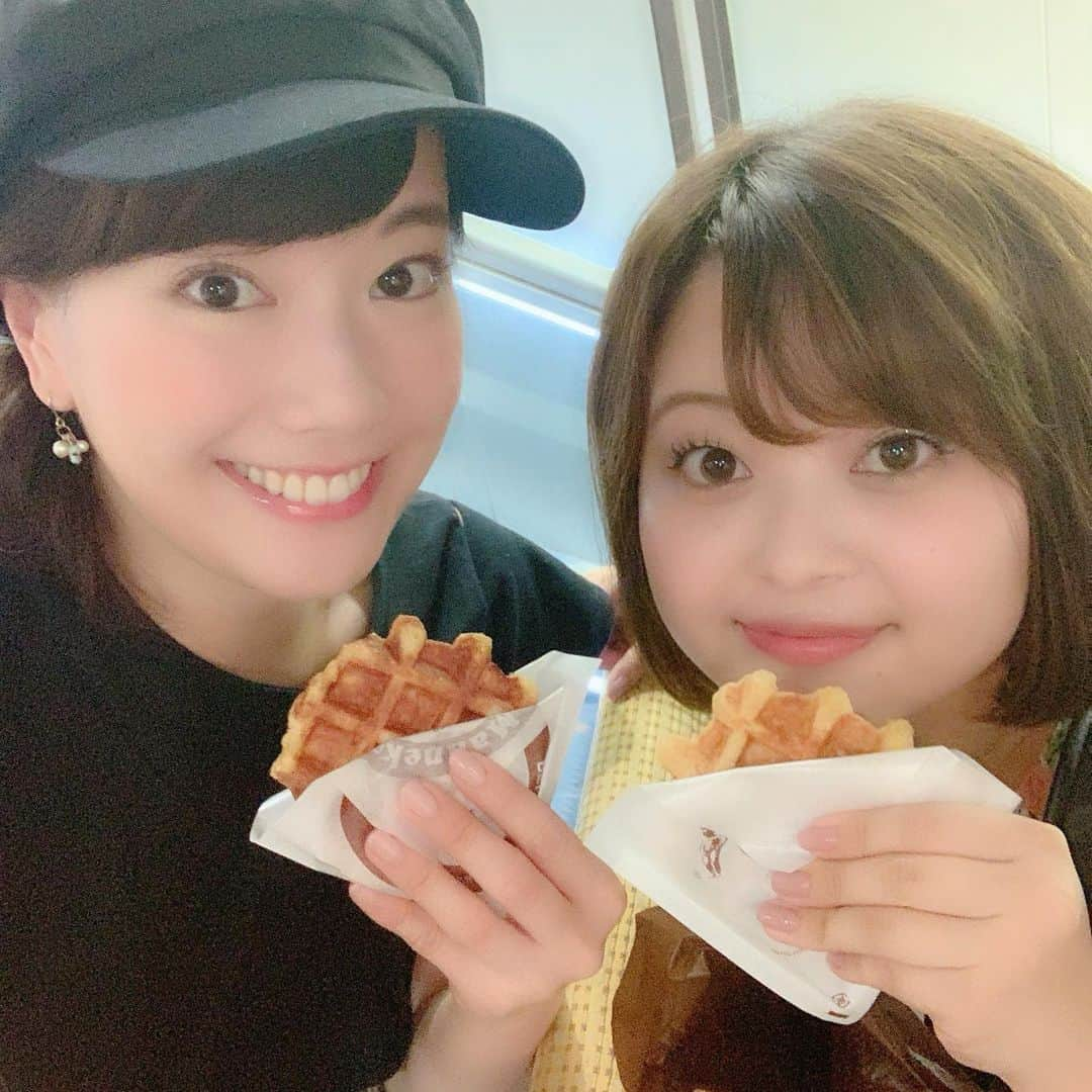 新垣泉子さんのインスタグラム写真 - (新垣泉子Instagram)「マネケンのワッフル☆  つい食べちゃうよね。  #マネケン #マネケンワッフル #つい食べてしまう恐ろしさ #西鉄天神駅 #あるんです #出来たんです #いつも #ひとつだけ #と言い聞かせ #つい食べちゃいます #だって美味しいんだもん #色んな味があるけど #私は普通のノーマルの #プレーンが好き #長川ちゃんにもマネケンをプレゼント」7月12日 19時03分 - motoko.arakaki