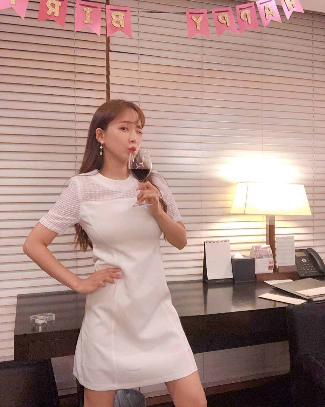 ウェイ のインスタグラム：「기분좋으면 윙크하고 입술내미는 병에걸려버림😚❤ #wink #way #bday #생일」
