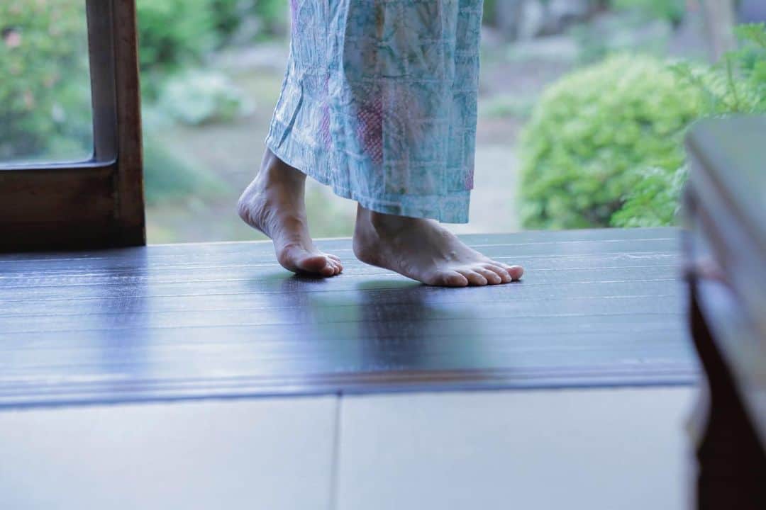 江守沙矢さんのインスタグラム写真 - (江守沙矢Instagram)「浴衣というかどんな形であれ和装していると… 旅行中の年配の方や、外国の方に声をかけられて褒められる率があがるのだけど その時その時のちょっとした会話とか景色って私も旅行中の時とかは特に思い出に残ってたりするから 東京に来た人の記憶に少しだけ登場できるのってとってもレアで嬉しいなとおもう。 というわけでもう夏ですね。友人の皆様浴衣着ておでかけしましょ♡ 江守はカメラも新調してレベルアップです((´∀｀*)) . . . . #浴衣 #絞り浴衣 #有松絞り #浴衣アレンジ #浴衣ヘア #ヘアアレンジ  #柴又帝釈天 #江守沙矢 #ヘアアレンジ #浴衣散策 #浴衣ヘアアレンジ #kimono #yukata #自己顕示欲解放中  #和装 #和装ヘア #和服 #japanesemakeup #japanesegirl #japantravel #japanesecalture #景色最高 #インスタ映え #フォトジェニック #フォトジェニ #浴衣コーデ #👘 #浴衣コーディネート #Tokyo #japantrip」7月12日 19時10分 - saya_emori
