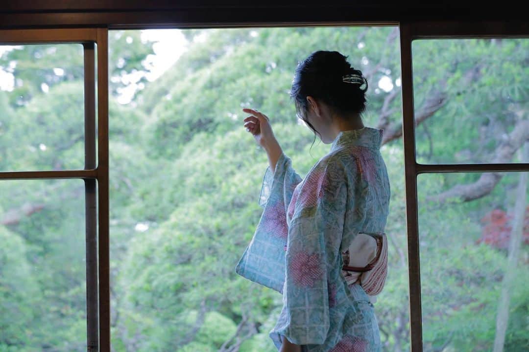 江守沙矢さんのインスタグラム写真 - (江守沙矢Instagram)「浴衣というかどんな形であれ和装していると… 旅行中の年配の方や、外国の方に声をかけられて褒められる率があがるのだけど その時その時のちょっとした会話とか景色って私も旅行中の時とかは特に思い出に残ってたりするから 東京に来た人の記憶に少しだけ登場できるのってとってもレアで嬉しいなとおもう。 というわけでもう夏ですね。友人の皆様浴衣着ておでかけしましょ♡ 江守はカメラも新調してレベルアップです((´∀｀*)) . . . . #浴衣 #絞り浴衣 #有松絞り #浴衣アレンジ #浴衣ヘア #ヘアアレンジ  #柴又帝釈天 #江守沙矢 #ヘアアレンジ #浴衣散策 #浴衣ヘアアレンジ #kimono #yukata #自己顕示欲解放中  #和装 #和装ヘア #和服 #japanesemakeup #japanesegirl #japantravel #japanesecalture #景色最高 #インスタ映え #フォトジェニック #フォトジェニ #浴衣コーデ #👘 #浴衣コーディネート #Tokyo #japantrip」7月12日 19時10分 - saya_emori
