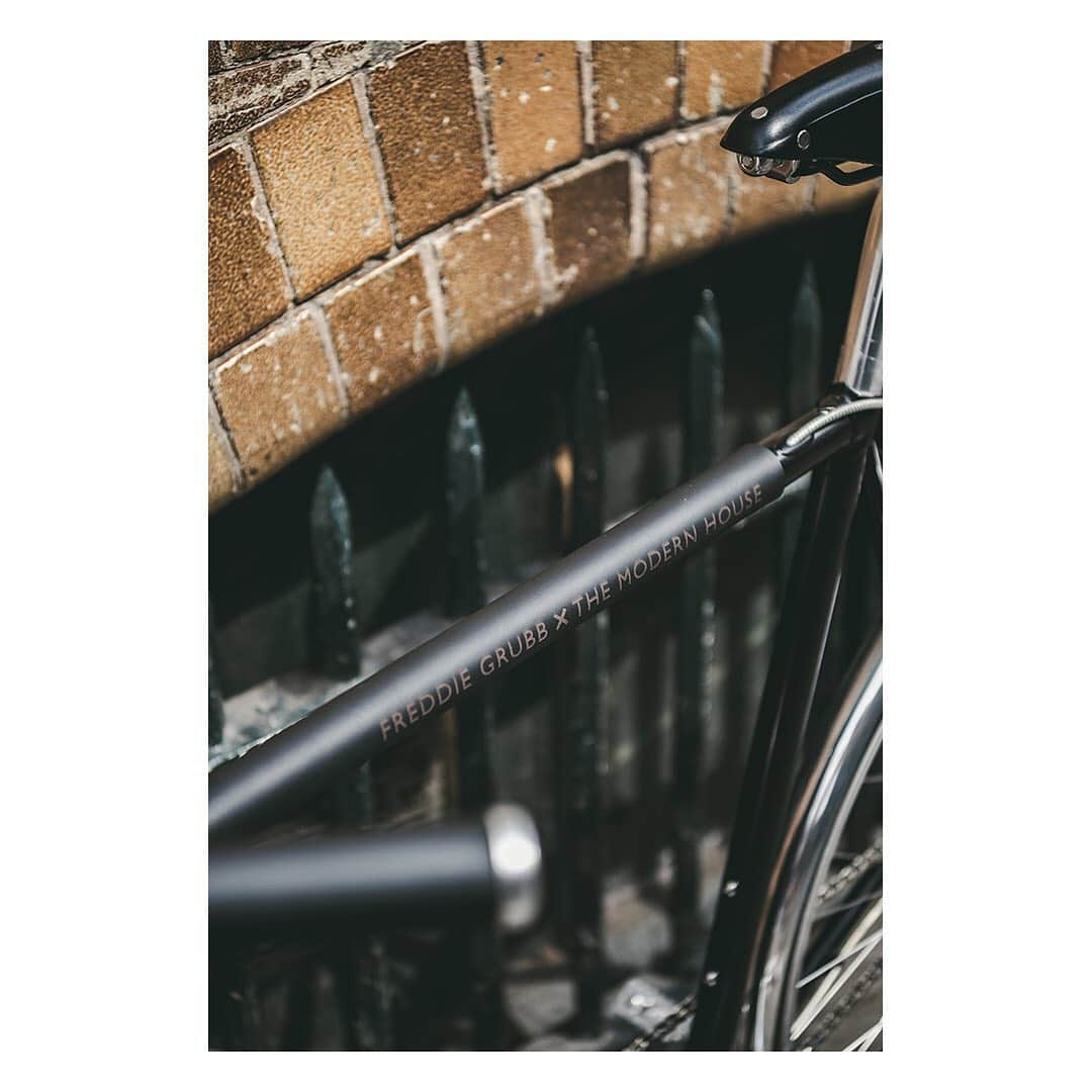 The Modern Houseさんのインスタグラム写真 - (The Modern HouseInstagram)「We are thrilled to announce our new partnership with the independent bike store @freddiegrubb  Introducing, The Modern Bike. The stylish and sustainable alternative to the estate agents' car. Link in our bio to read more 🚲 @freddiegrubb #themodernbike #TheModernHousexFreddieGrubb」7月12日 19時23分 - themodernhouse