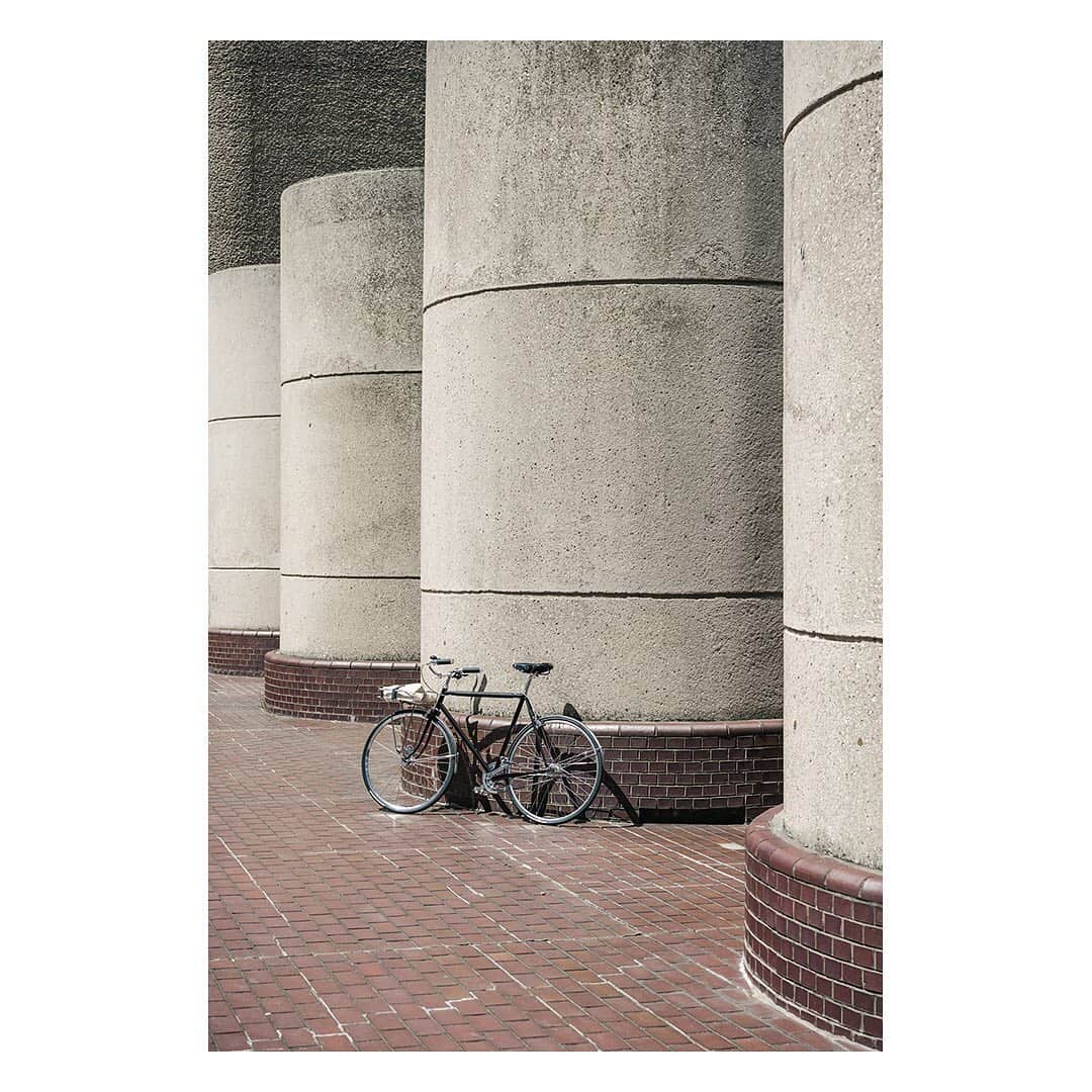 The Modern Houseさんのインスタグラム写真 - (The Modern HouseInstagram)「We are thrilled to announce our new partnership with the independent bike store @freddiegrubb  Introducing, The Modern Bike. The stylish and sustainable alternative to the estate agents' car. Link in our bio to read more 🚲 @freddiegrubb #themodernbike #TheModernHousexFreddieGrubb」7月12日 19時23分 - themodernhouse