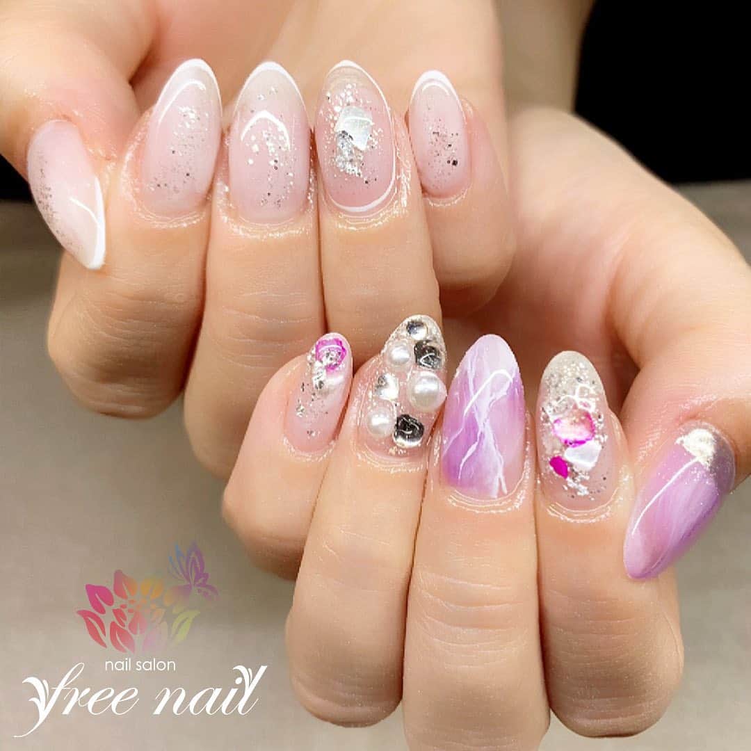 free nail フリーネイルのインスタグラム：「. お客様ネイル💅🏻🌺✨ . アシンメトリーネイル🍬✨ . きれいめデザインで美爪に💎✨ . ご来店ありがとうございました🙇🏻‍♀️🙇🏻‍♀️🙇🏻‍♀️💗 . #ネイル #フリーネイル #ネイルアート #ジェルネイル #ネイルサロン #大阪ネイルサロン #ネイルデザイン #ネイルチェンジ #アシンメトリーネイル #大理石ネイル #ミラーネイル #シェルネイル #シェルストーン #パールネイル #クリアネイル #ホワイトネイル #デザインネイル#トレンドネイル #きれいめネイル #美爪ネイル #夏ネイル #美甲 #日式美甲 #summernails #nailsart #nailsalon #nailsdid #newnails #newnail #freenail」