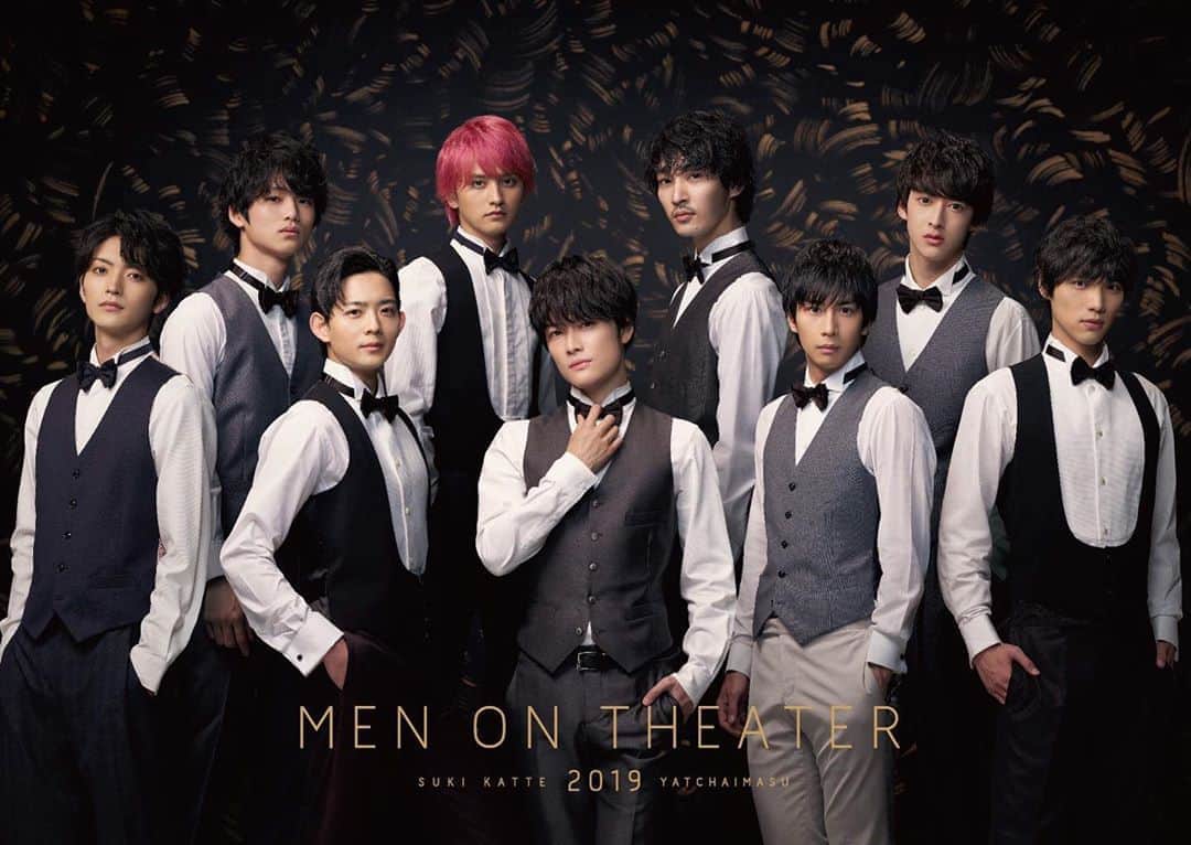 のインスタグラム：「﻿ MEN ON STYLE 2019 ﻿ MEN ON THEATER のメインビジュアルが﻿ 解禁致しました🏨﻿ ﻿ ﻿ 今回の即興劇はホテルが舞台となっております。﻿ こんなコンシェルジュに囲まれてみたいものですな。。。笑﻿ ﻿ ﻿ 皆さまお楽しみに。﻿ ﻿ ﻿ #MENONSTYLE ﻿ #MENONTHEATER ﻿ #フライングゲット」