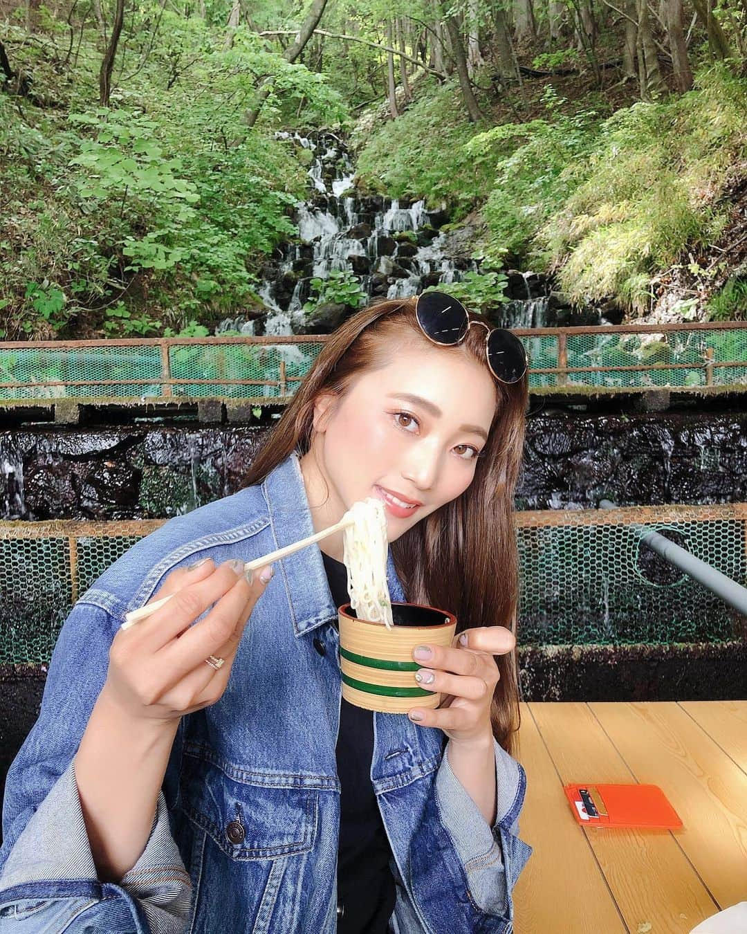 二瓶藍菜のインスタグラム：「川から流れる流しそうめん！  2019初夏の思い出。 楽しみ涼しみ親しみ。 最後の写真はスルーでお願い致します。笑 . . . #吾妻庵 #流しそうめん #福島 #プチ旅行 #楽しみ #親しみ #時間は作るものである #そうめん #初夏」