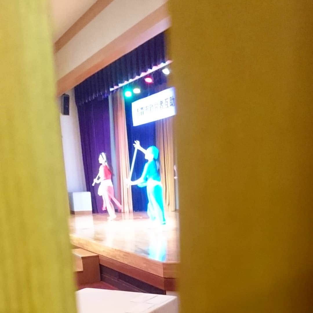 新山大さんのインスタグラム写真 - (新山大Instagram)「ホテルで漫才営業。 あどばるーんの前の余興ベリーダンスのみなさんを隙間から覗き見。」7月12日 19時20分 - dai_niiyama
