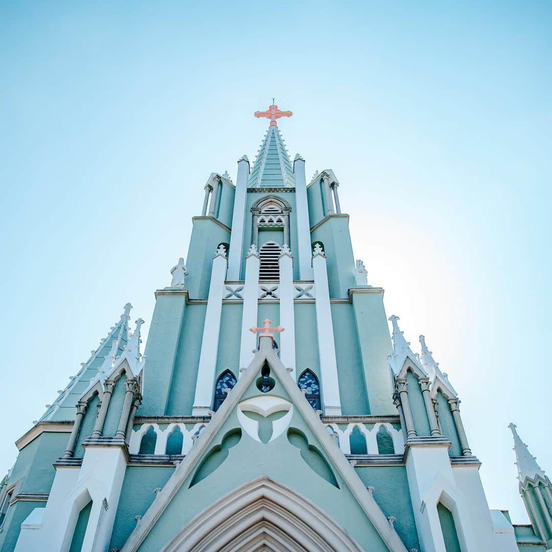Hanako公式さんのインスタグラム写真 - (Hanako公式Instagram)「【#HanakoTravel】﻿﻿﻿﻿﻿﻿ 📍今回は　長崎県・平戸市へ。旅したのは @6151 さん。異国情緒溢れる街で、遺産と絶景を満喫しました⛪️﻿ ﻿﻿﻿﻿﻿﻿ まずは、様々な教会巡り。平戸ザビエル記念教会は、ミントグリーンの外装が空に映えます。ステンドグラスから差し込む光にすっかり心を奪われました。﻿ ﻿﻿ #Hanako #Hanako_magazine #Hanako30th #カメラ女子 #東京カメラ部 #女子旅 #絶景 #traveling #tripstagram #タビジョ #平戸ザビエル記念教会 #長崎 #nagasaki #長崎旅行 #長崎グルメ #長崎カフェ巡り #長崎スイーツ #平戸 #九州観光 #カメラ好き #japantrip #おやつ #スイーツ巡り #カフェ巡り ﻿﻿﻿ ﻿﻿﻿﻿﻿ 📣#Hanakotravel では4人のインスタグラファーが国内外のいろいろな土地を旅して、誌面とInstagramの両方で素敵な写真をお届しています。」7月12日 19時20分 - hanako_magazine