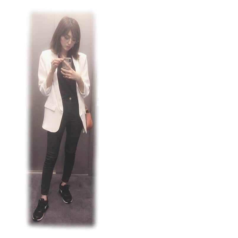 岩﨑名美さんのインスタグラム写真 - (岩﨑名美Instagram)「７月でジャケット着てるなんて 思ってもなかった😂❄️ 最近ダイエットモチベが高くて、２キロ痩せたよ🔥 もう少しあとで目標体重なので頑張りますう。  #ootd  #ジャケットコーデ」7月12日 19時22分 - nami_iwasaki