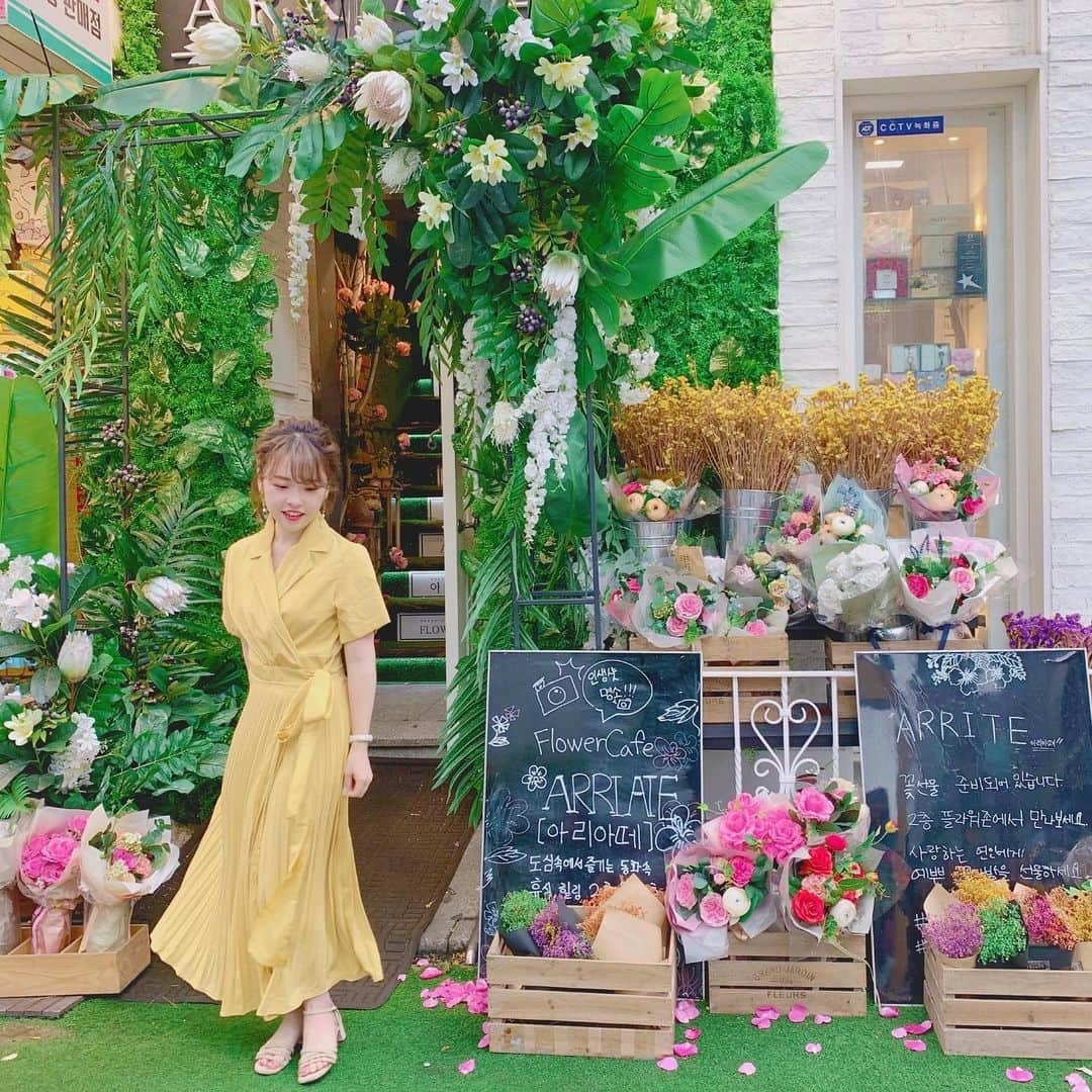 空山菜摘さんのインスタグラム写真 - (空山菜摘Instagram)「♡ 韓国🇰🇷に来てます〜❤️ . 今回は友達と弾丸旅行やけど、あたしら 途中抜けて打ち合わせへ行ったりと バタバタしながら楽しんでる😂✨ . . 1日目は @holidayandholiday_official の ワンピース👗を着たよ〜☺️💕 楽ちんで可愛い😍プリーツスカートやのに 細く見えるしお気に入り🌷 サンダルは #東大門 で去年買ったやつで ヒールやのに毎日歩きまくってるけど 全然痛くならへんかった😎 . . . . . #ソラコーデ #今日のコーデ #韓国服 #韓国旅行 #女子旅 #海外旅行 #旅行好きな人と繋がりたい #韓国ファッション #弘大 #明洞 #ワンピース #オルチャンファッション #プチプラコーデ #おちびコーデ #ベージュコーデ #韓国コーデ」7月12日 19時24分 - natsumi_sorayama