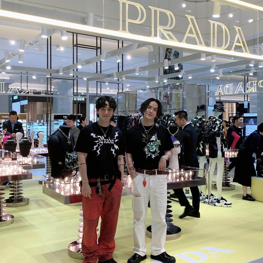 クォン・ヨンドンさんのインスタグラム写真 - (クォン・ヨンドンInstagram)「권쌍댕이⚡️ @prada #PradaThunder #PradaFW19」7月12日 19時27分 - _______youngmoney
