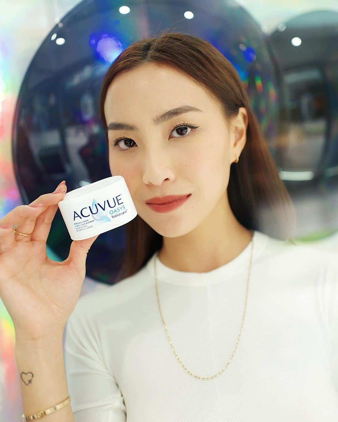 ソニアさんのインスタグラム写真 - (ソニアInstagram)「So I’ve been bursting with excitement about this - I’m embarking on a year long partnership with @acuvuesg! I’m wearing their revolutionary new product - the ACUVUE OASYS Contact Lenses with Transitions. . If you zoom in on the first photo closely, you can see the lens fully activated! While I have perfect vision, I wear it daily to protect my eyes from UV rays and it helps me optimise my performance at work and outdoor sports. . It is the first time ever that contact lenses are able to seamlessly adapt to light conditions (from indoors to harsh outdoor lighting) so that I can #SquintLessSeemore. I love how it protects my eyes while giving me ultimate comfort and I don’t even feel that it’s there! . See it for yourself at their pop-up from now till 14 July just outside Mandarin Gallery. You can stand a chance to win attractive prizes, and MyACUVUE members can also redeem a free gift when you flash the app!」7月12日 19時29分 - soniachew