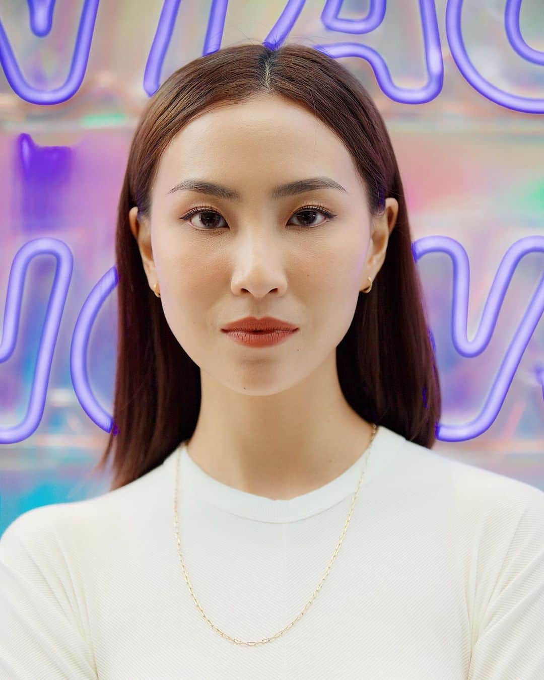 ソニアのインスタグラム：「So I’ve been bursting with excitement about this - I’m embarking on a year long partnership with @acuvuesg! I’m wearing their revolutionary new product - the ACUVUE OASYS Contact Lenses with Transitions. . If you zoom in on the first photo closely, you can see the lens fully activated! While I have perfect vision, I wear it daily to protect my eyes from UV rays and it helps me optimise my performance at work and outdoor sports. . It is the first time ever that contact lenses are able to seamlessly adapt to light conditions (from indoors to harsh outdoor lighting) so that I can #SquintLessSeemore. I love how it protects my eyes while giving me ultimate comfort and I don’t even feel that it’s there! . See it for yourself at their pop-up from now till 14 July just outside Mandarin Gallery. You can stand a chance to win attractive prizes, and MyACUVUE members can also redeem a free gift when you flash the app!」