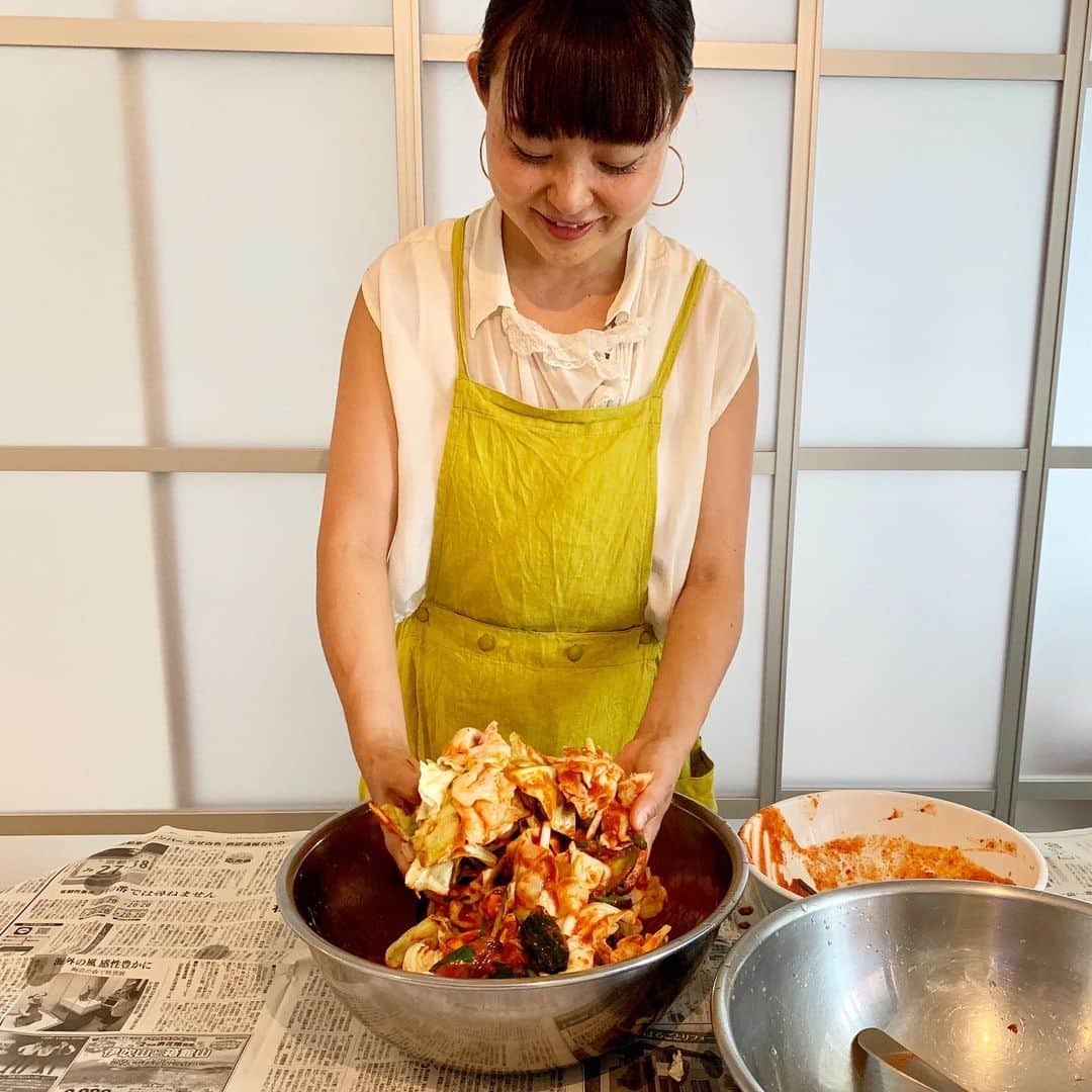青山有紀さんのインスタグラム写真 - (青山有紀Instagram)「《夏のキムチ教室のご案内》 東京中目黒で大好評いただいてた夏のキムチ教室を京都で初めて開催いたします！ キムチと言えば白菜と思われる方も多いようですが、いまは白菜の時期ではないのでキャベツやきゅうり、セロリなどで作ります。旬のフルーツの力で発酵させるキムチは、市販のようにお砂糖や多量の塩、化学調味料や保存料など一切使わないので安心して毎日食べられます🌶 必ずご自宅で再現出来るよう、塩漬けからキムチ用薬念作り、本漬けまで全て実習していただきます！ 日々育つ #マイキムチ の可愛さ、たまりませんよ😍 ランチはなんと！！！ #青家辛鍋 セット😍❤️ 季節のおばんざい付き（レクチャーもあります☝️）。 2年間大切に育ててきた自家製乳酸菌や最近育てているKOMBUCHA、#青家 のなつめ菓子、もちろん食べ頃キムチもご用意します。 お土産キムチもたっぷりあります！ とっても作りやすく失敗のない青山家オリジナルキムチレシピは、ご家庭で一生もののお宝レシピになってくれると思います🌶✨ 7月20日 （土）昼の部  23日（火）昼の部  24日（水）昼の部  27日（土）夜の部  30日（火）昼の部  31日（水）昼の部  お申し込みはプロフィールからお願いします🙏✨ https://aoya-kyoto.amebaownd.com/pages/3060799/page_201907111355  #青山有紀 #青山有紀ごはん」7月12日 19時34分 - yukiaoya