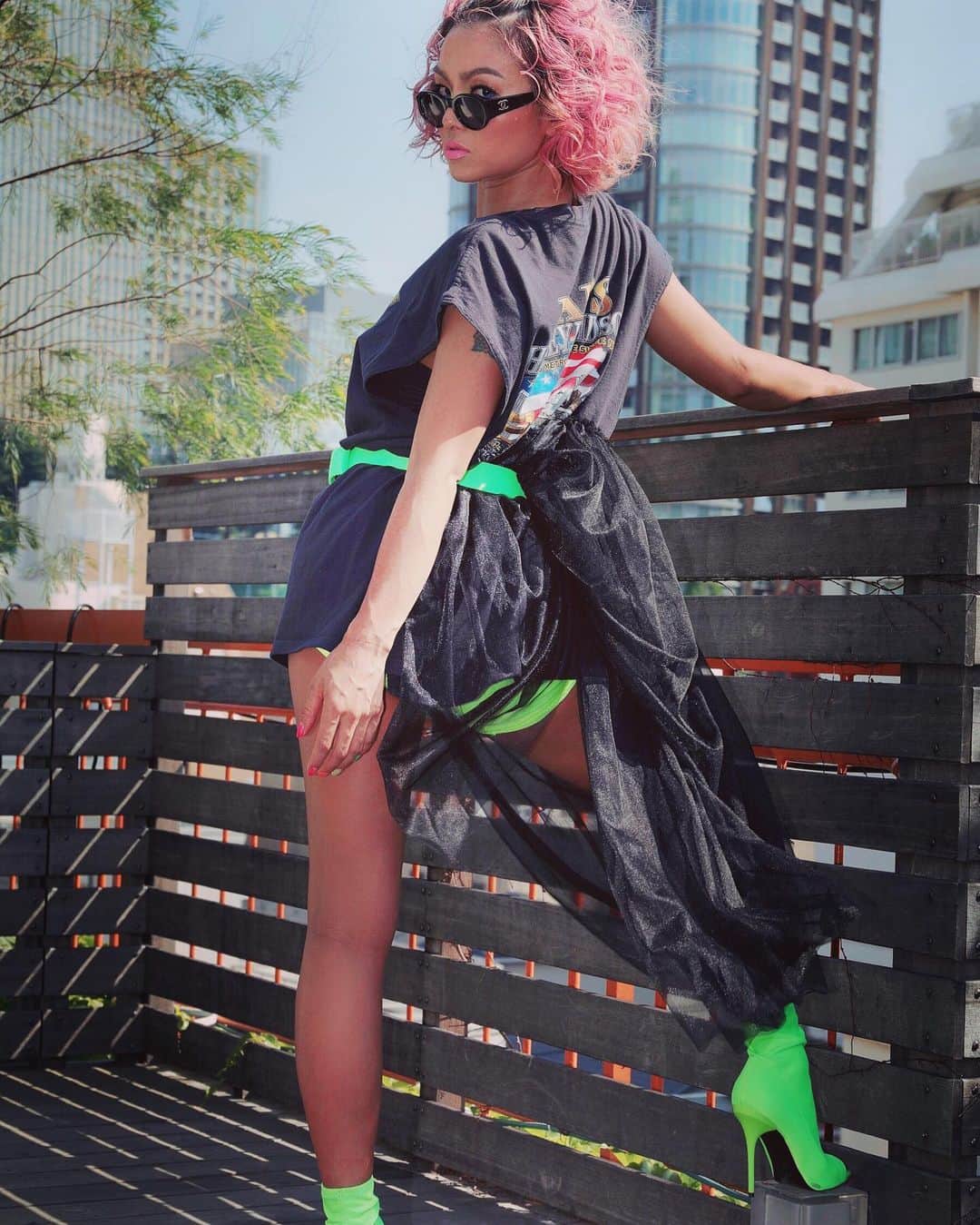 Nazukiのインスタグラム：「Friday Night✌🏻🥂 明日から3連休‼️‼️ 今日は道が激混みでした😭  ほんと晴れないから予定が全部狂う😭 .  ママであるが、一人の女性として、常に輝き続けたい✨✨ photo. @fumiphoto . 💄hair make. @wmwmarianu  #photo #artistphoto #summer #fridaynight #アー写 #シンママ #一児のママ #neon」