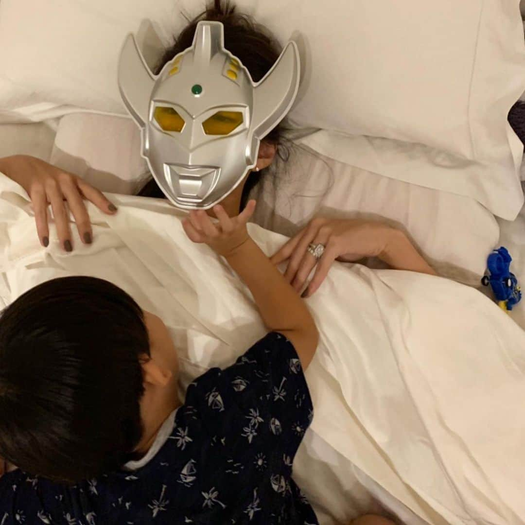 神山まりあさんのインスタグラム写真 - (神山まりあInstagram)「みなさん、おやすみ  #goodnight #mom #son #love  #腹痛 #静かに寝かせてくれるわけがない息子 #ウルトラの星に帰ります」7月12日 19時42分 - mariakamiyama