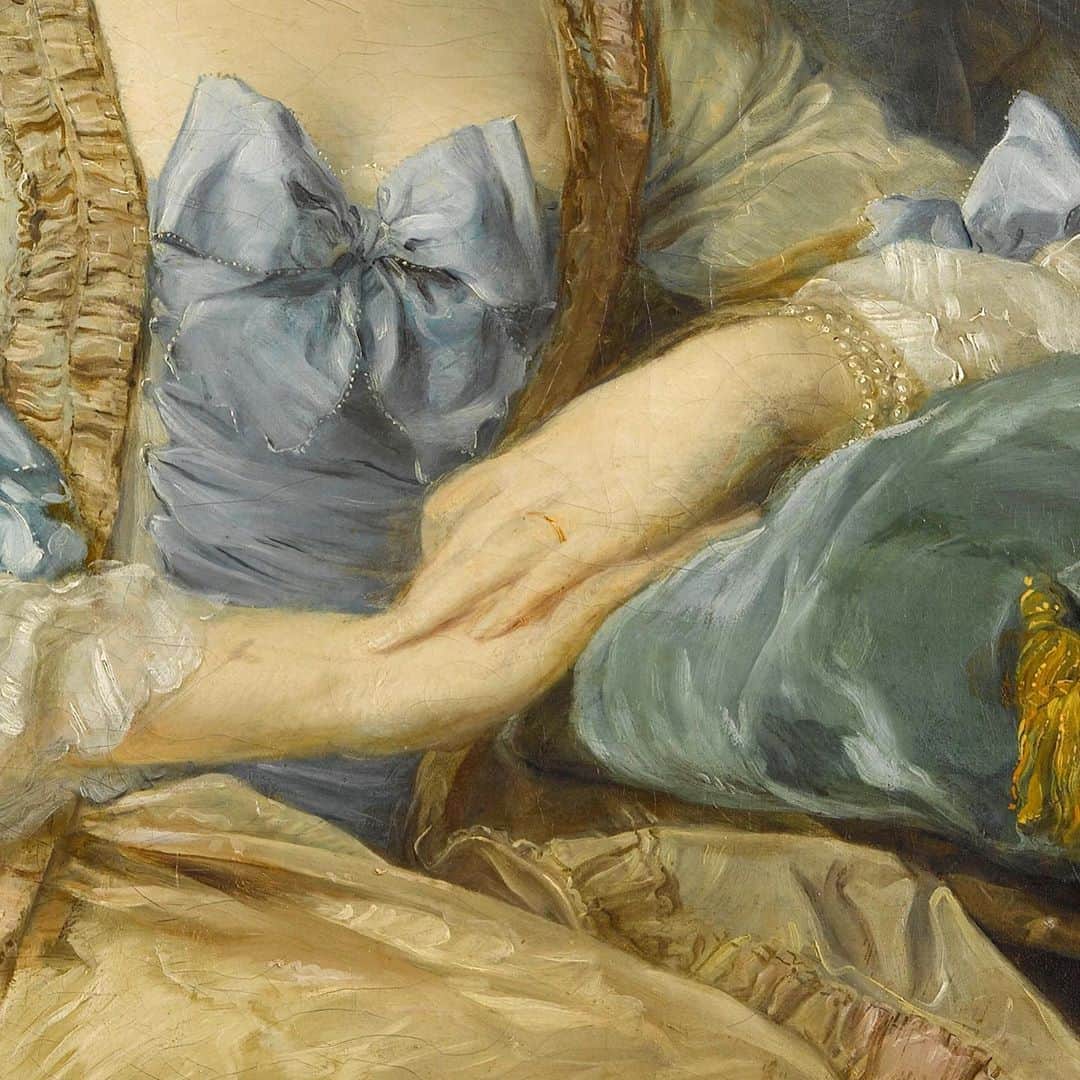 ルーブル美術館さんのインスタグラム写真 - (ルーブル美術館Instagram)「. 🇫🇷 Le vendredi c’est #LaModeAuLouvre ! - 🖼 Sur ce portrait de Jean-Baptiste Perronneau (1715 - 1783), Madame de Sorquainville, au regard pétillant et malicieux, est assise la tête légèrement inclinée, coiffée d’un discret bonnet à bec et esquisse un sourire. - 👗 La noble dame est vêtue d’une robe à la française avec un décolleté carré paré d’un grand ruban de soie bleu dentelé de picots. Cette même soie ponctue la fin de ses manches et rehausse la blancheur des dentelles quelque peu fanées de sa robe. - 🎨Cet habit est aussi composé d’un manteau avec de grands plis en aplat, bordé d’une bande d’étoffe plissée de soie. Ces plis sont disposés en double épaisseur, partent de l’arrière du décolleté et laissent deviner, dans le bouillonné du tissu rejeté à l’arrière dans le fauteuil, une ouverture dans le dos de la dame. - 📍 Aile Sully, salle 927. - - - - 🌍 It’s #FashionFriday at the Louvre! - 🖼 On this portrait of Jean-Baptiste Perronneau (1715 - 1783), Madame de Sorquainville, with her sparkling and mischievous eyes, sits with her head slightly inclined, wearing a discreet beaked cap “bonnet à bec” and outlines a smile. - 👗 The noble lady is dressed in a French-style dress with a square neckline adorned with a large blue silk ribbon toothed with pimples. This same silk punctuates the end of her sleeves and enhances the whiteness of the somewhat faded lace of her dress. - 🎨 This outfit is also composed of a coat with large flat folds, bordered by a band of pleated silk. These folds are arranged in double layers, starting from the back of the neckline and suggest, in the broth of the fabric thrown back into the chair, an opening on the lady’s back. - 📍 Sully wing, room 927. - 📷 © RMN - Grand Palais (Musée du Louvre) / Jean-Gilles Berizzi . . . #Louvre #MuseeDuLouvre #LouvreMuseum #portrait #mode #fashion」7月12日 19時43分 - museelouvre