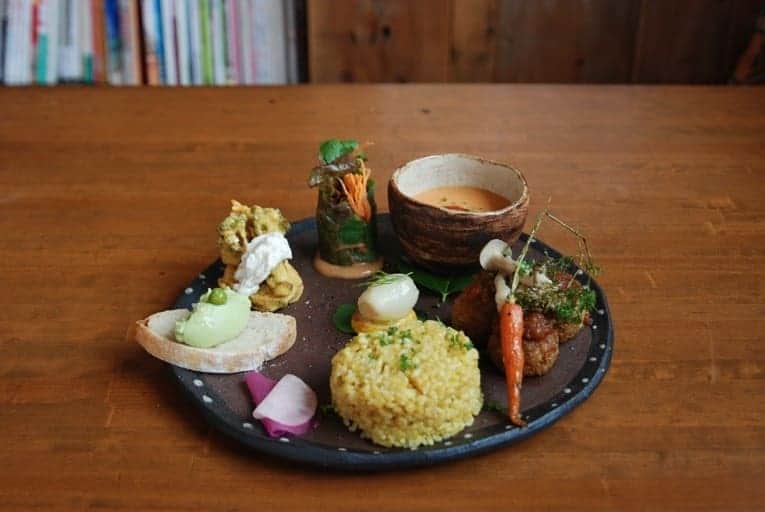 HereNowさんのインスタグラム写真 - (HereNowInstagram)「Furukata’s creative vegan cafe that requires reservation, @shizeninu_. 予約必須。週2日のみ営業の、こだわりのヴィーガン料理がいただけるカフェ Recommended by Michi Kaihata. . . . #herenowcity #wonderfulplaces #beautifuldestinations #travelholic #travelawesome #traveladdict #igtravel #livefolk #instapassport #optoutside #自然いぬ #Okinawa #instajapan #japantour #explorejapan #沖縄 #沖縄観光 #沖縄旅行 #오키나와 #오키나와여행 #일본여행 #日本旅遊」7月12日 19時48分 - herenowcity