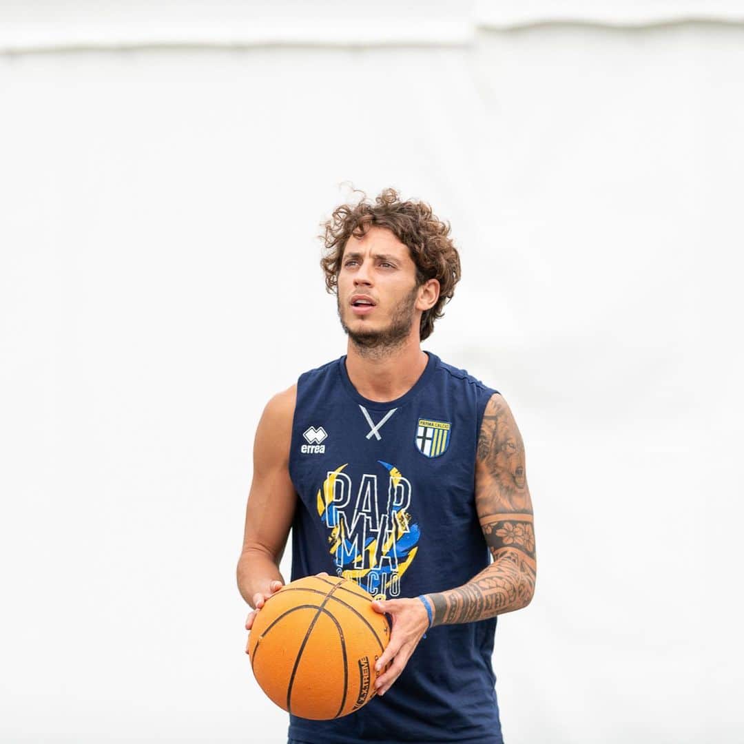 のインスタグラム：「Enjoying time with my bro @brunoralves2oficiall 💪🏻😜🏀 #ritiro #parmacalcio1913 #pratoallostelvio #JD」