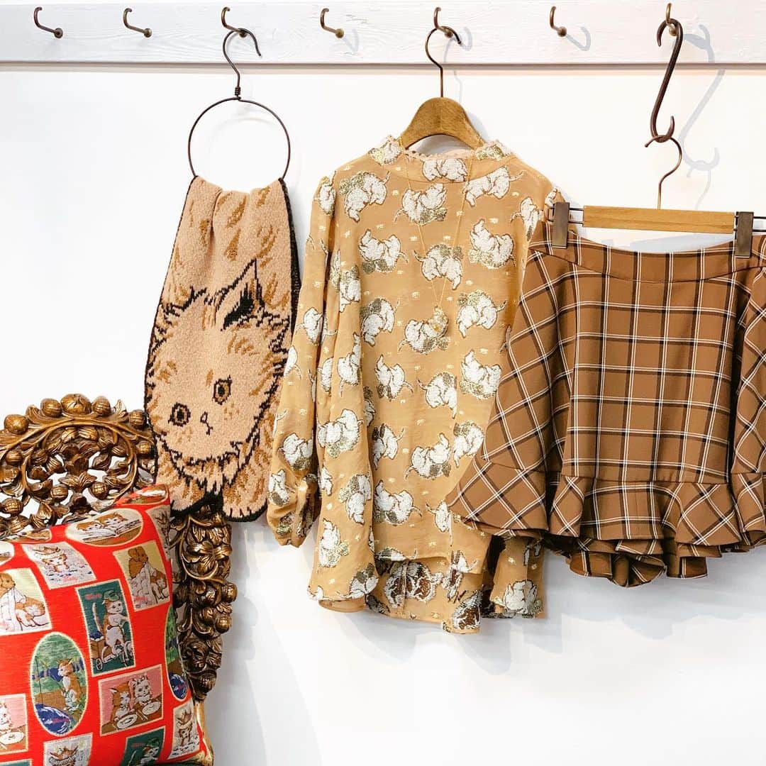 franche lippee officialさんのインスタグラム写真 - (franche lippee officialInstagram)「・ 🐈🐈🐈🐈🐈🍂 ・ ・ #franchelippee #フランシュリッペ #ねこ #cats #ねこすたぐらむ  #テキスタイル #textiledesign #textile #フランシュリッペコーデ #fashion #coordinate #2019aw」7月12日 19時50分 - franchelippee