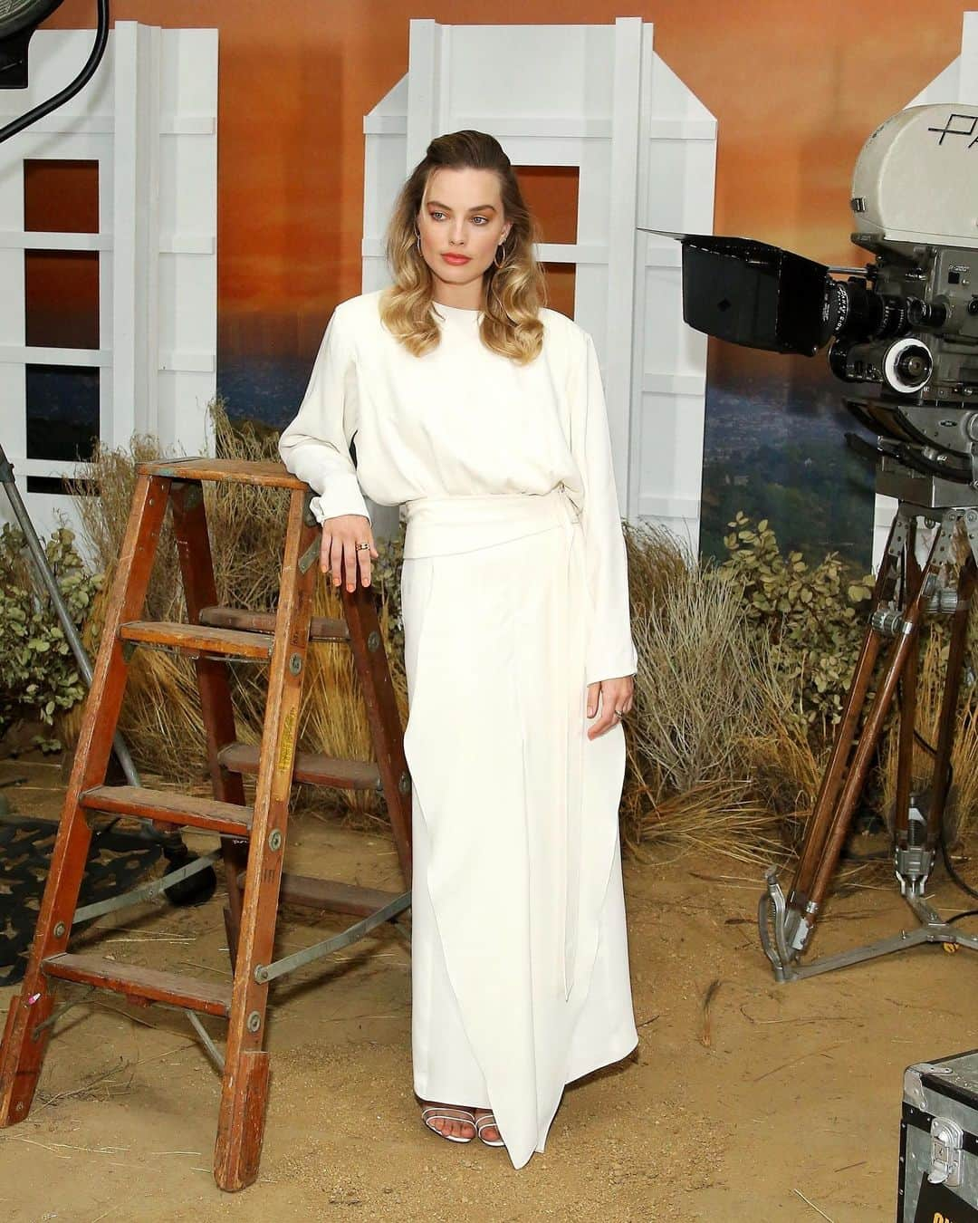 British Vogueさんのインスタグラム写真 - (British VogueInstagram)「#MargotRobbie just made a surprising outfit choice at the #OnceUponATimeInHollywood photocall with director #QuentinTarantino and co-stars #BradPitt and #LeonardoDiCaprio. The Chanel fragrance ambassador chose US designer Derek Lam instead of the French fashion house. Click the link in bio to read more on the look she chose for the appearance.」7月12日 19時50分 - britishvogue