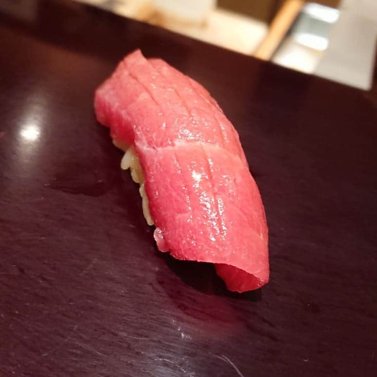 ニッチロー'さんのインスタグラム写真 - (ニッチロー'Instagram)「楽天の内田選手と共に寿司をご馳走になりました！  カウンターでこんなに緊張して食べた寿司は初めてです。  でも本当に美味しかった。  大将も優しくてまた行きたい。  本当に御馳走様でした！  かっこよくカウンターで寿司を食べれる男になりたいと思った夜でした。  #寿司 #鱠 #代々木上原 #大人のお寿司屋さん #カウンターで緊張 #行きつけにしたい店 #行きつけはスシロー #ニッチロー’ #ニッチ飯 #sushi  #kai #yoyogiuehara」7月12日 19時51分 - nicchiro5.1