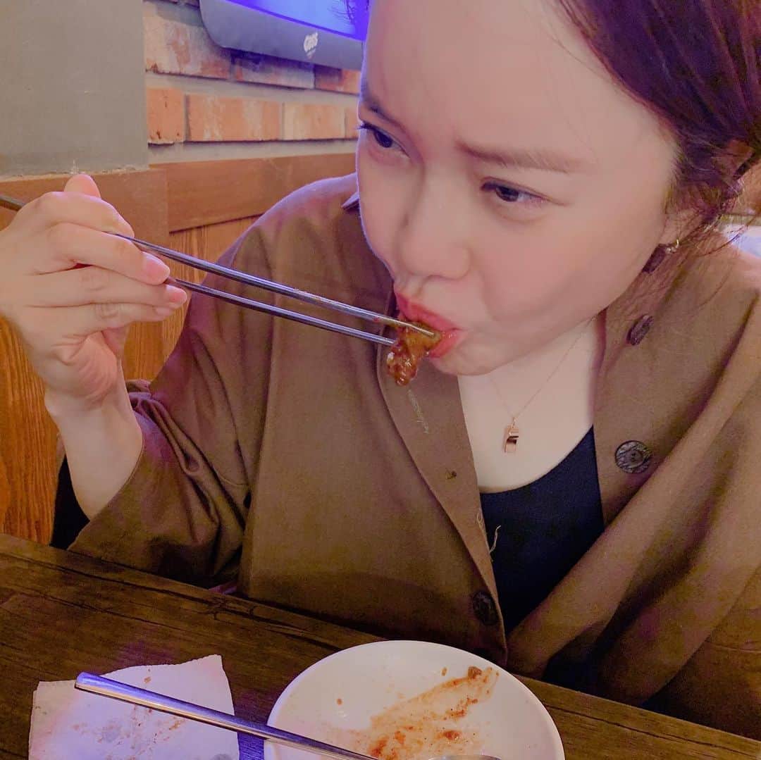 ペク・チヨンさんのインスタグラム写真 - (ペク・チヨンInstagram)「오랜만에 #숙이네닭발 일단 닭발이랑 서비스국물을 함께 드시며 발골 해주신후에 #바지락칼국수 의 면발을 닭발 양념에 비벼~~~서!!! 호로록!!! 그리고 어머님 김밥을 닭발국물에 묻혀서 한번 더 매운맛 좀 보고 단무지로 입안을 워워 시킨다 ㅋㅋㅋㅋㅋ ㅋㅋ#웸미땀 ㅋㅋㅋㅋ #20년단골 #숙이네닭발 #보광동 #어머님_오래오래_건강하세요^^」7月12日 19時53分 - baekzyoung