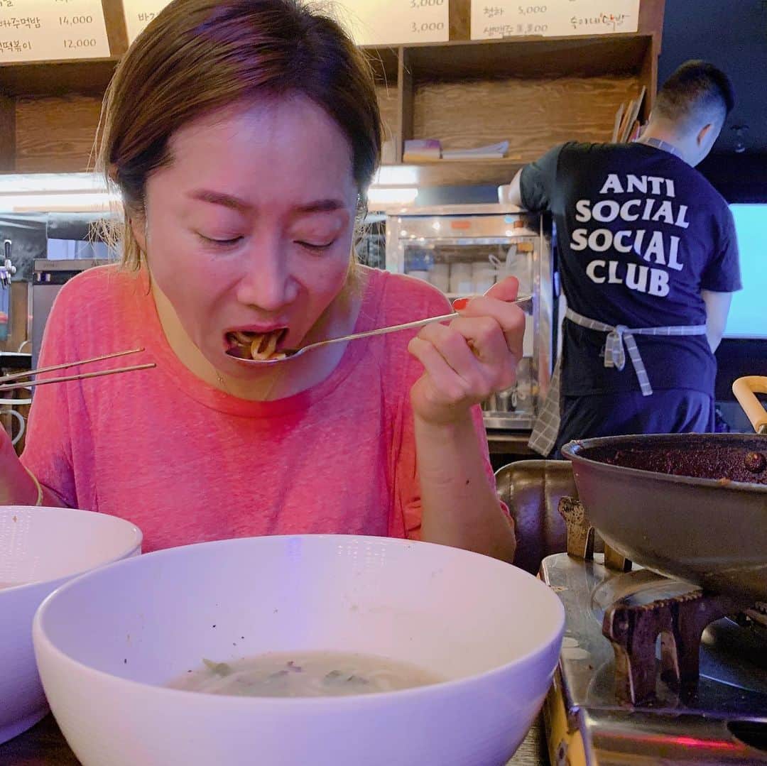 ペク・チヨンさんのインスタグラム写真 - (ペク・チヨンInstagram)「오랜만에 #숙이네닭발 일단 닭발이랑 서비스국물을 함께 드시며 발골 해주신후에 #바지락칼국수 의 면발을 닭발 양념에 비벼~~~서!!! 호로록!!! 그리고 어머님 김밥을 닭발국물에 묻혀서 한번 더 매운맛 좀 보고 단무지로 입안을 워워 시킨다 ㅋㅋㅋㅋㅋ ㅋㅋ#웸미땀 ㅋㅋㅋㅋ #20년단골 #숙이네닭발 #보광동 #어머님_오래오래_건강하세요^^」7月12日 19時53分 - baekzyoung
