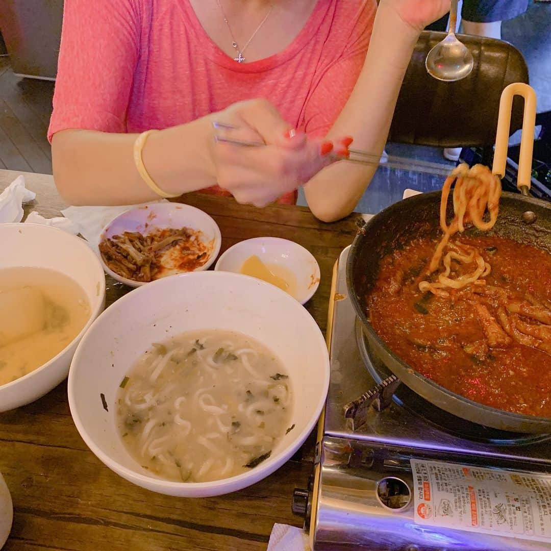 ペク・チヨンさんのインスタグラム写真 - (ペク・チヨンInstagram)「오랜만에 #숙이네닭발 일단 닭발이랑 서비스국물을 함께 드시며 발골 해주신후에 #바지락칼국수 의 면발을 닭발 양념에 비벼~~~서!!! 호로록!!! 그리고 어머님 김밥을 닭발국물에 묻혀서 한번 더 매운맛 좀 보고 단무지로 입안을 워워 시킨다 ㅋㅋㅋㅋㅋ ㅋㅋ#웸미땀 ㅋㅋㅋㅋ #20년단골 #숙이네닭발 #보광동 #어머님_오래오래_건강하세요^^」7月12日 19時53分 - baekzyoung