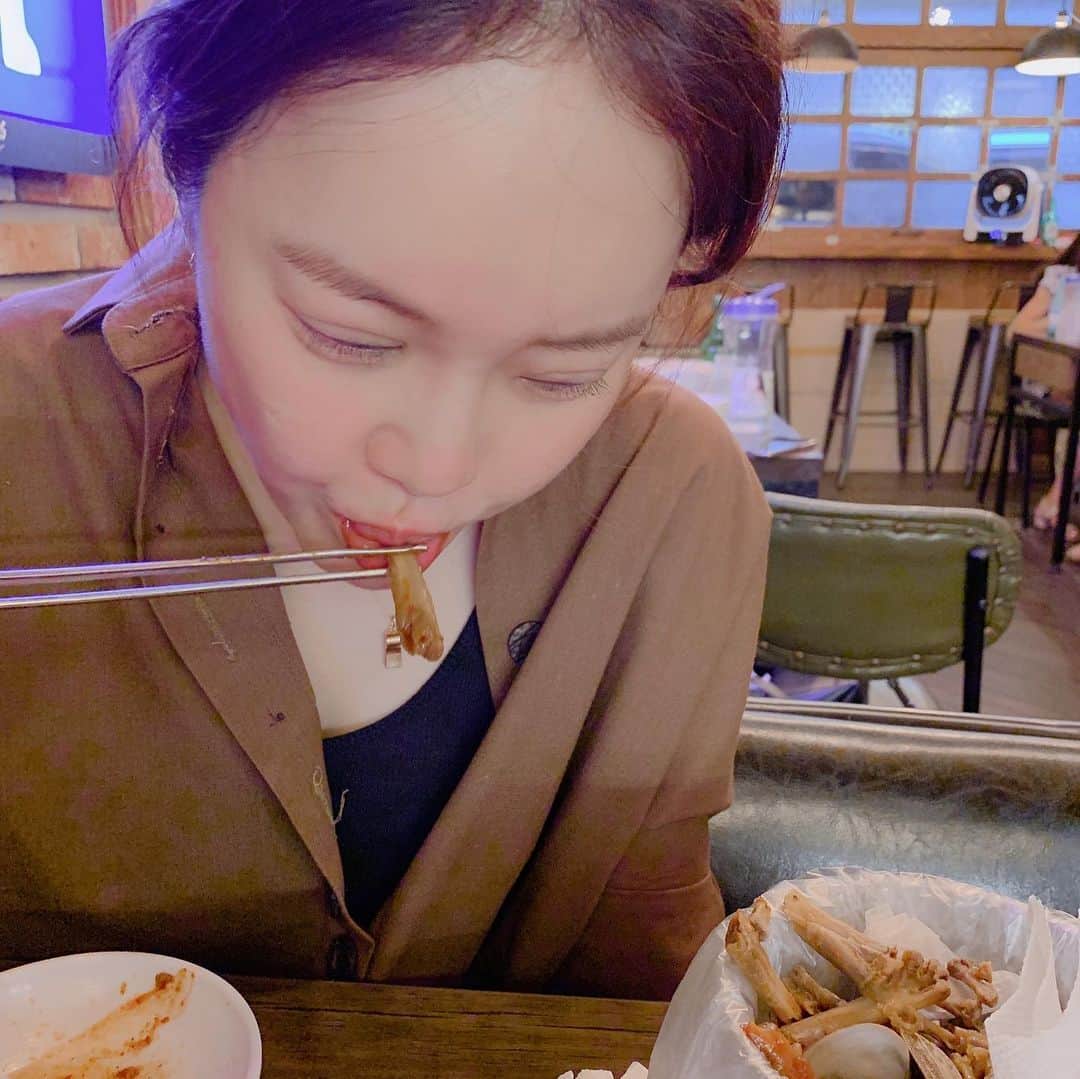 ペク・チヨンさんのインスタグラム写真 - (ペク・チヨンInstagram)「오랜만에 #숙이네닭발 일단 닭발이랑 서비스국물을 함께 드시며 발골 해주신후에 #바지락칼국수 의 면발을 닭발 양념에 비벼~~~서!!! 호로록!!! 그리고 어머님 김밥을 닭발국물에 묻혀서 한번 더 매운맛 좀 보고 단무지로 입안을 워워 시킨다 ㅋㅋㅋㅋㅋ ㅋㅋ#웸미땀 ㅋㅋㅋㅋ #20년단골 #숙이네닭발 #보광동 #어머님_오래오래_건강하세요^^」7月12日 19時53分 - baekzyoung