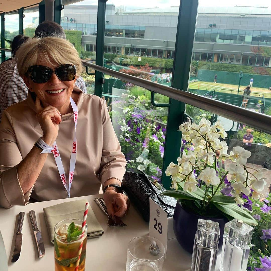 ニック・グリムショーさんのインスタグラム写真 - (ニック・グリムショーInstagram)「Wimbledon with Mumzy. She’s on her second Pimms. It’s 11.57am.」7月12日 19時58分 - nicholasgrimshaw