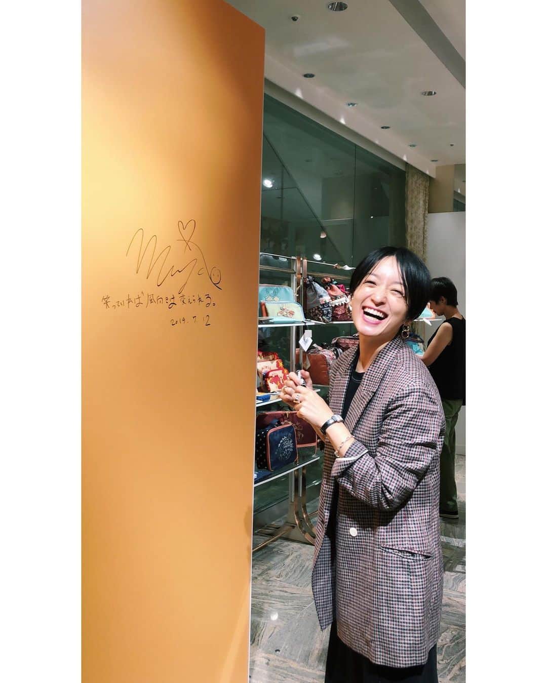 高山都さんのインスタグラム写真 - (高山都Instagram)「旅するポーチ in 新宿伊勢丹 10日からスタートしたPOP UP、今日は夕方から店頭でお客さまをお迎えしました。 @eleu_nani_lapule  皆さんの笑顔にあえて、なんか元気貰ったなー。 お店っていいなーって思えるのは、こういう時間のおかげ。 16日までやってます。 特設会場の壁にサインしてきました。 また、ふらっと寄ったりしよう。 普段から、よくよくよく買い物する新宿伊勢丹さんでイベント出来るなんて、不思議な感じ。 まみちゃん、おつかれさま！冬からの企画が、たくさんの方に手にとって貰えて嬉しかったー。 幸也とたけしが来てくれて、なんか泣きそうになってしまった。 今日は、池袋西武からのハシゴで来てくれる方も多かったんです。 そして、みなさん、お忙しそうですが体調気をつけてーって優しい言葉をくれて、沁みた😭 明日は、ワタシも西武さんにもお邪魔する予定です。 会える皆さま、色々とお喋りしましょー。」7月12日 20時06分 - miyare38