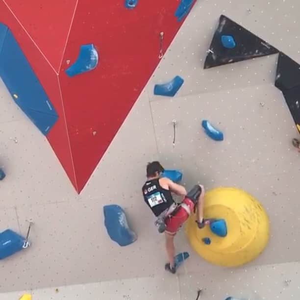 ヤン・ホイヤーのインスタグラム：「When you’re endurance isn’t the best but you still insist on down climbing the hardest section of the route 🤔 @mammut_swiss1862  @madrockclimbing」