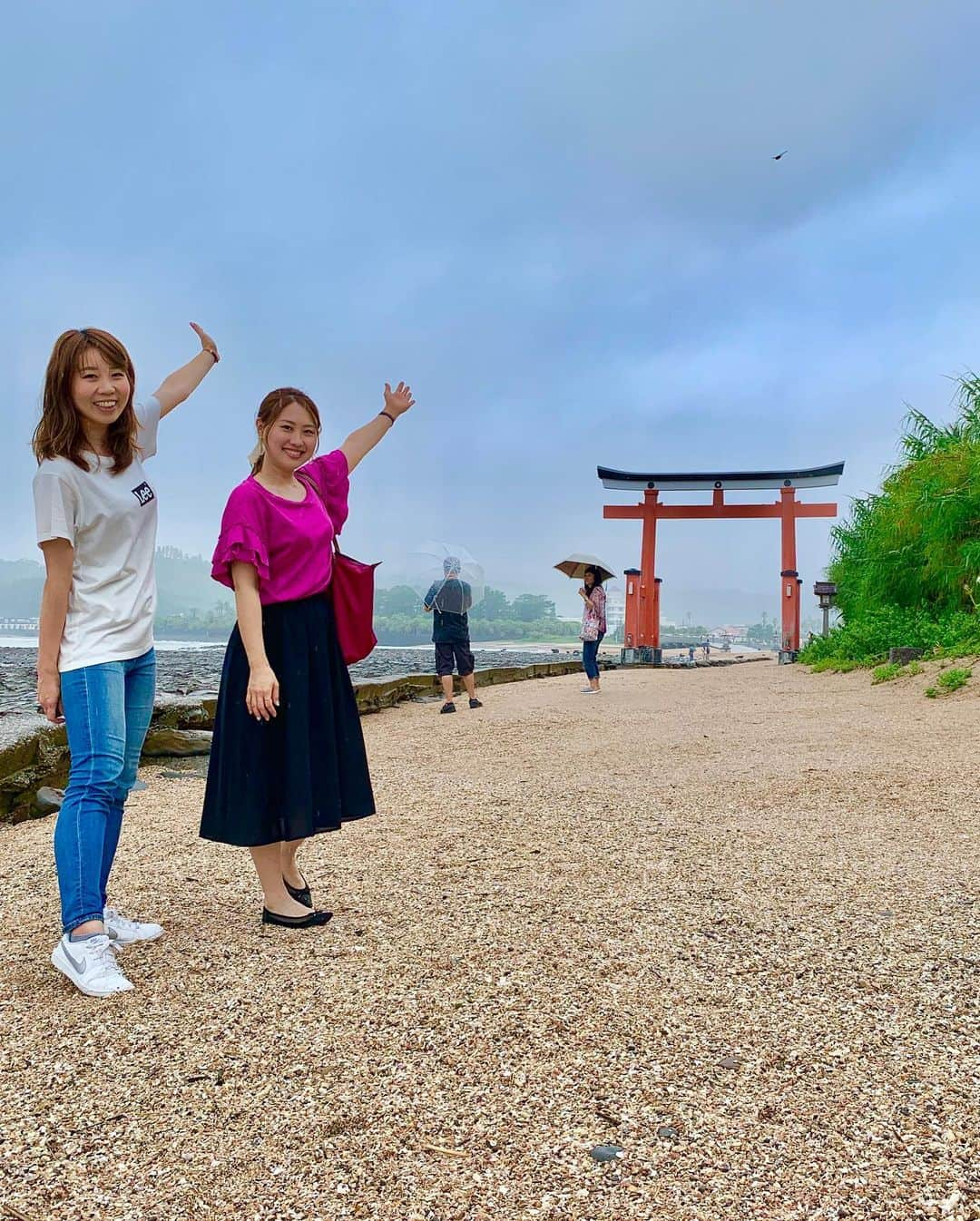 中橋舞さんのインスタグラム写真 - (中橋舞Instagram)「. #宮崎旅行 2日目 素敵な縁を❤️ #青島神社 へ⛩ ハートの中でハート❤️ . . いびつな形も私ららしい！！ 友達になって早15年⁉️(たぶん) いつだって突っ込みどころが満載で楽しませてくれてありがとう❤️ . .  いつものごとく #仕事の縁 に恵まれるように参拝👏 . . たくさん絵馬がアーチのように飾られてて素敵だった✨ 昔絵馬に書いたなぁ "レギュラー番組ができますように"って。いつも神頼みは仕事のことだな。 . . 久々のおみくじは半吉となんとも絶妙な 結果でした . . #おぐら のチキン南蛮は絶品🤩 あまりのでかさに驚きだったけど、とにかく美味しい❤️タルタル最高！ 宮崎に行く時には絶対ここだ！！ . . #宮崎スイーツ に #南国プリン なめらかで優しい味❤️上の青はなんとラムネゼリー🙆‍♀️これが合う！ 青い海青い空入道雲をイメージしてるんだってさ🤩 . . #お菓子の日高 さんの #なんじゃこら大福 は栗とイチゴとクリームチーズが入って🤤喧嘩しないマッチした美味しさ❤️ . . パンパンのお腹でも食べたい #宮崎地鶏 に #丸万 へ💨 間違いない美味でした❤️ . . 宮崎旅行3につづく✈️ 旅アカウントでもゆっくり更新予定 @maichan12121212 . . #宮崎旅行 #青島  #神々の土地 #宮崎  #タビジョ #まいタビ  #まいrun #ランニング #running」7月12日 20時01分 - mai_nakahashi