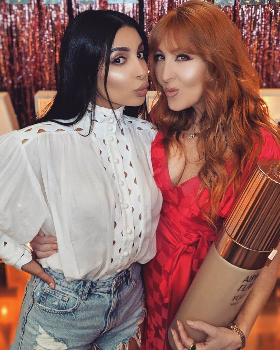sananasのインスタグラム：「Oh hi Darling Charlotte 😘 J’ai eu l’honneur de rencontrer la grande @ctilburymakeup hier lors d’un grand lancement hier 😍Elle est passionnante et vous captive à chaque mot qui sort de sa bouche 😄 Elle est incroyable ! Pour ceux qui ne la connaissent pas, c’est une très grande make up artist British 🇬🇧 qui maquille les plus grandes célébrités (Kate Moss, Jennifer Aniston ... et même la Reine Elizabeth s’il vous plaît 😅) pour les plus grandes presses telle que Vogue 👏🏻 Je vous ai déjà parlé de nombreuses fois de ses produits sur ma chaîne ces dernières années car derrière ce packaging rose gold magnifique ✨se cache une qualité incroyable 👌🏻J’ai hâte de vous parler de ce nouveau fond de teint Airbrush Flawless qui sera disponible en 44 teintes dès fin août 📆 Et la marque débarque chez @SephoraFrance si vous voulez swatcher c’est trop bien il était temps yeah (elle est déjà dispo sur d’autres sites en ligne comme @netaporter c’est moins pratique mais quand même ^^) 😆 YASSSS 🎉Il promet haut couvrance modulable et est composé d’un super ingrédient qui joue le rôle de “sérum” qui va permettre de soigner la peau également. Apparemment on “perdrait” 7 ans d’âge en 8 semaines tellement il embellit la peau ahah !  Qui connaît déjà cette marque ? 🤔 Dites moi ! . . #CharlotteTilbury #Tilbury #FlawlessIsAFeeling #AirbrushFlawless #FondDeTeint #Foundation . PS : JE VOUS POSTE MA NOUVELLE VIDÉO EN FIN D’APRÈS MIDI 💚」